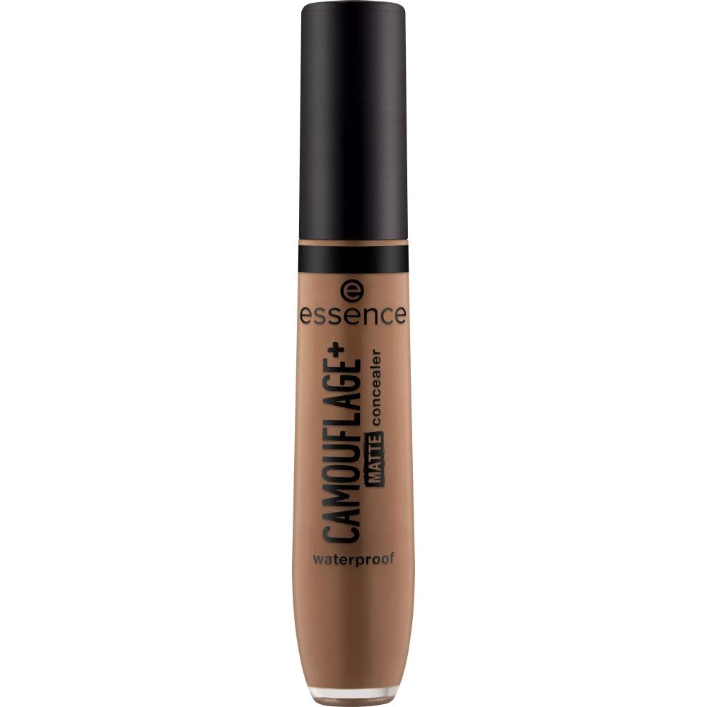 Correcteur mat Essence Camouflage+ dans un tube brun avec bouchon noir. Texte: waterproof.