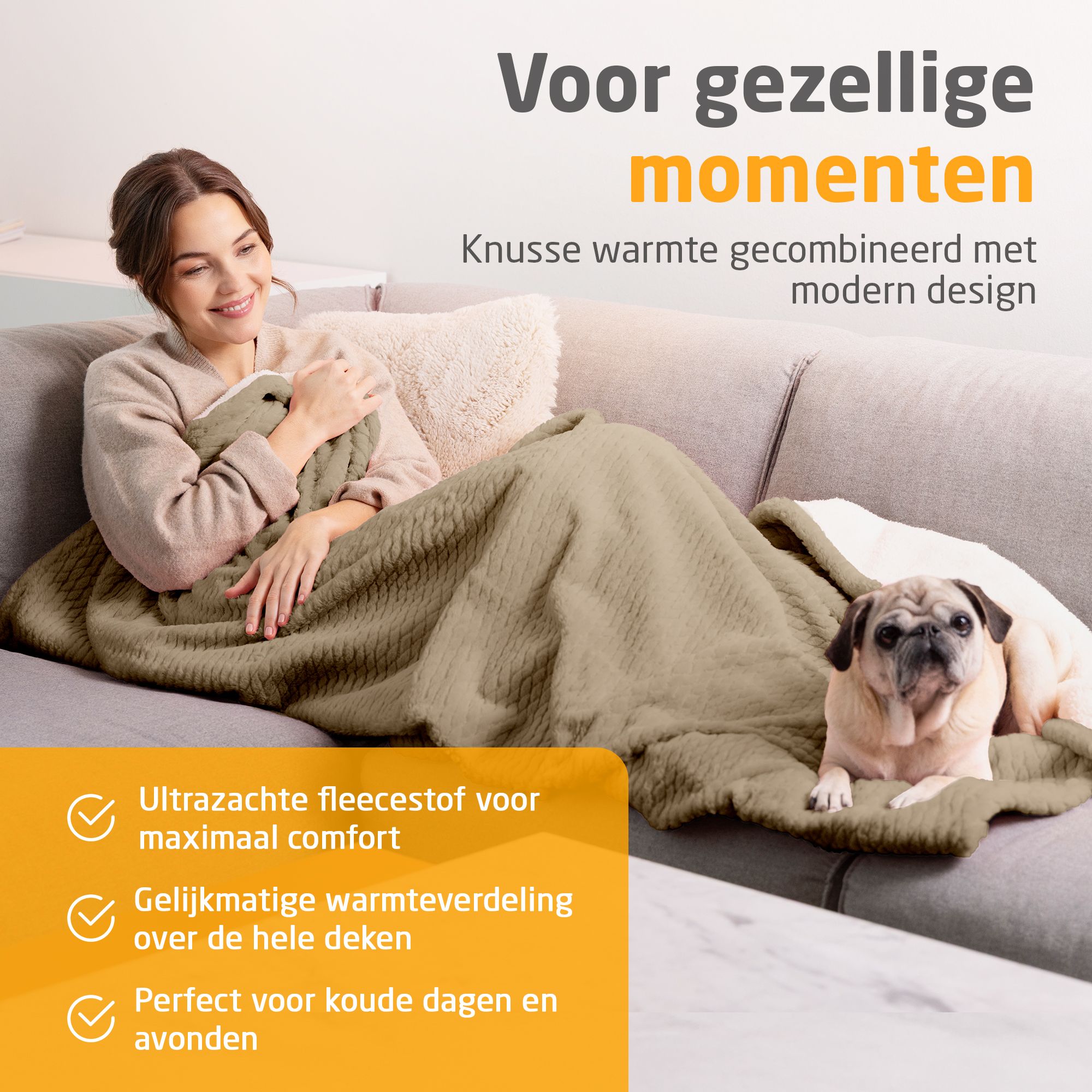 Vrouw op bank met warmtedeken. Beige deken, witte binnenkant. Hond ernaast. Tekst: Ultrazachte fleecestof.