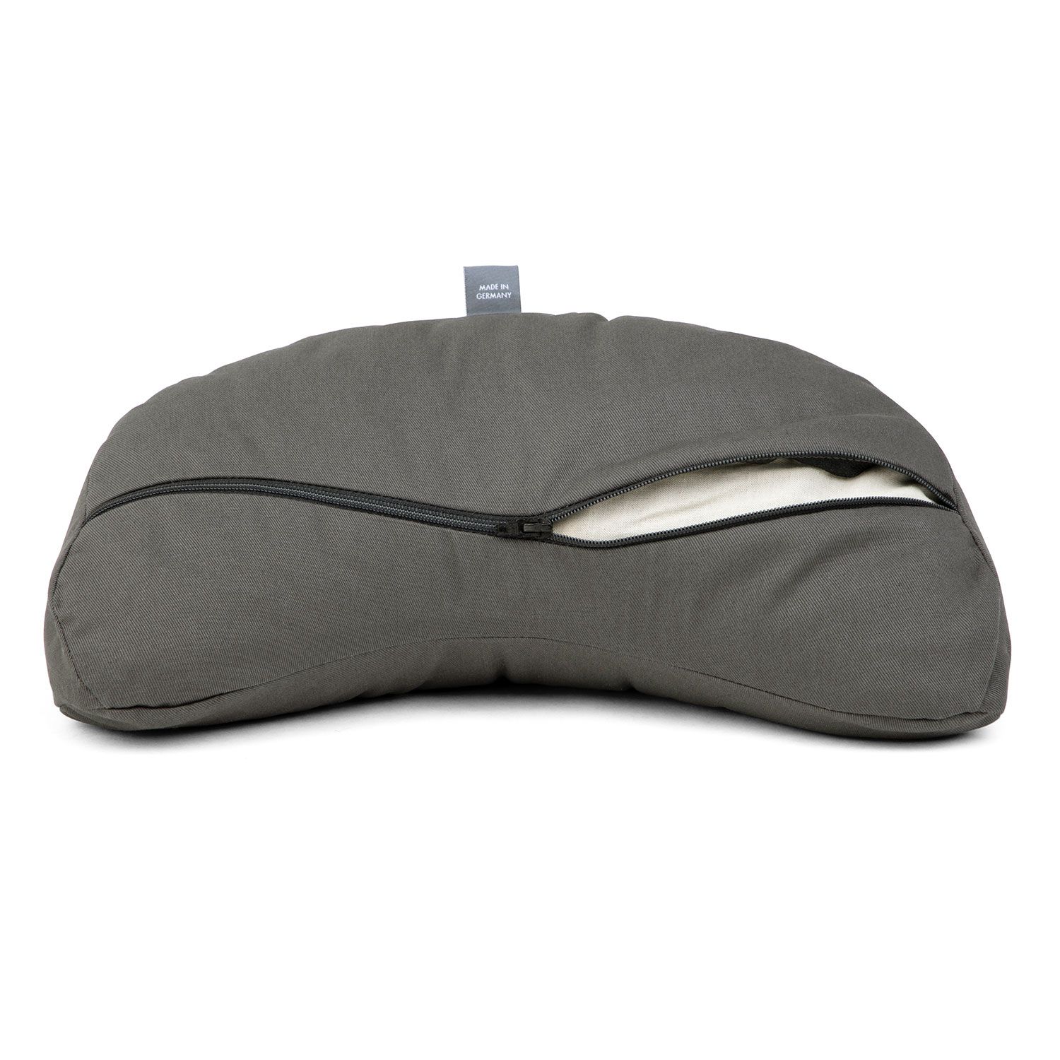 Coussin de méditation gris en forme de demi-lune avec fermeture éclair ouverte révélant la doublure.