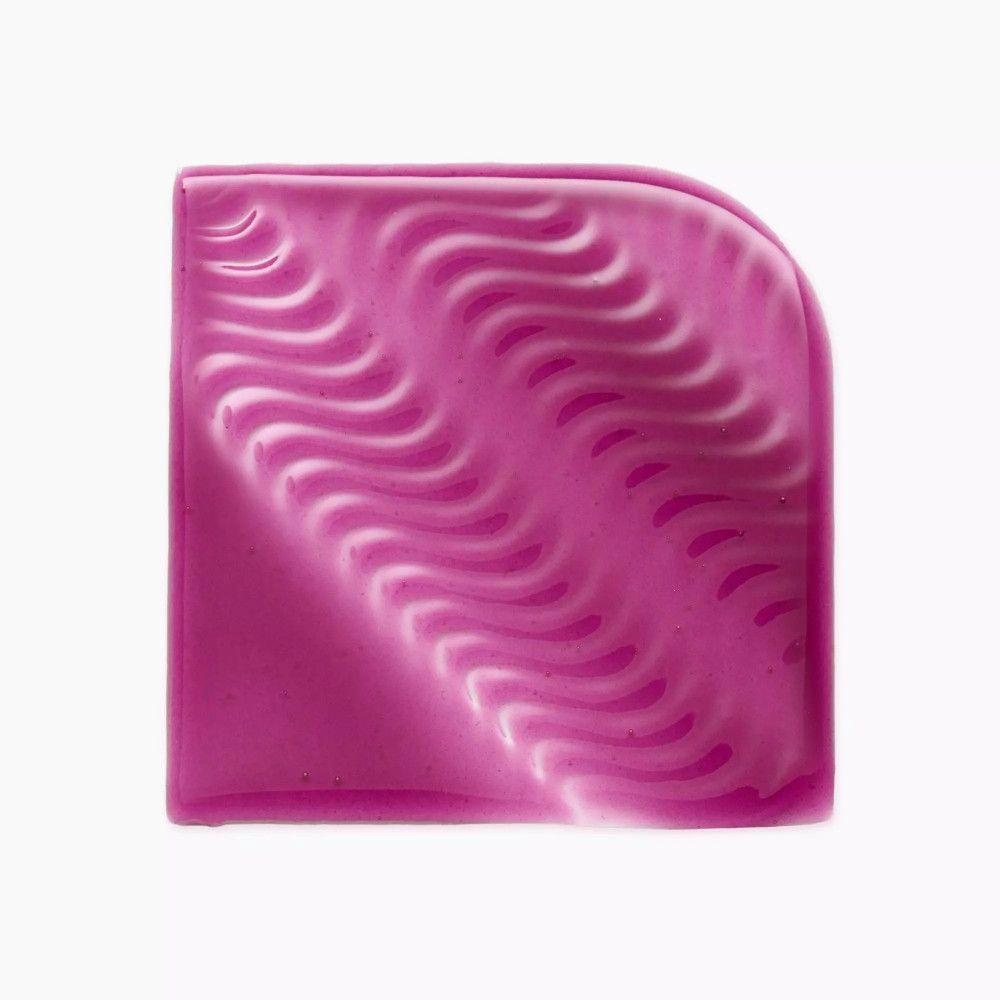 Roze cosmetisch pad met golvend oppervlak. Vierkant met afgeronde hoek.