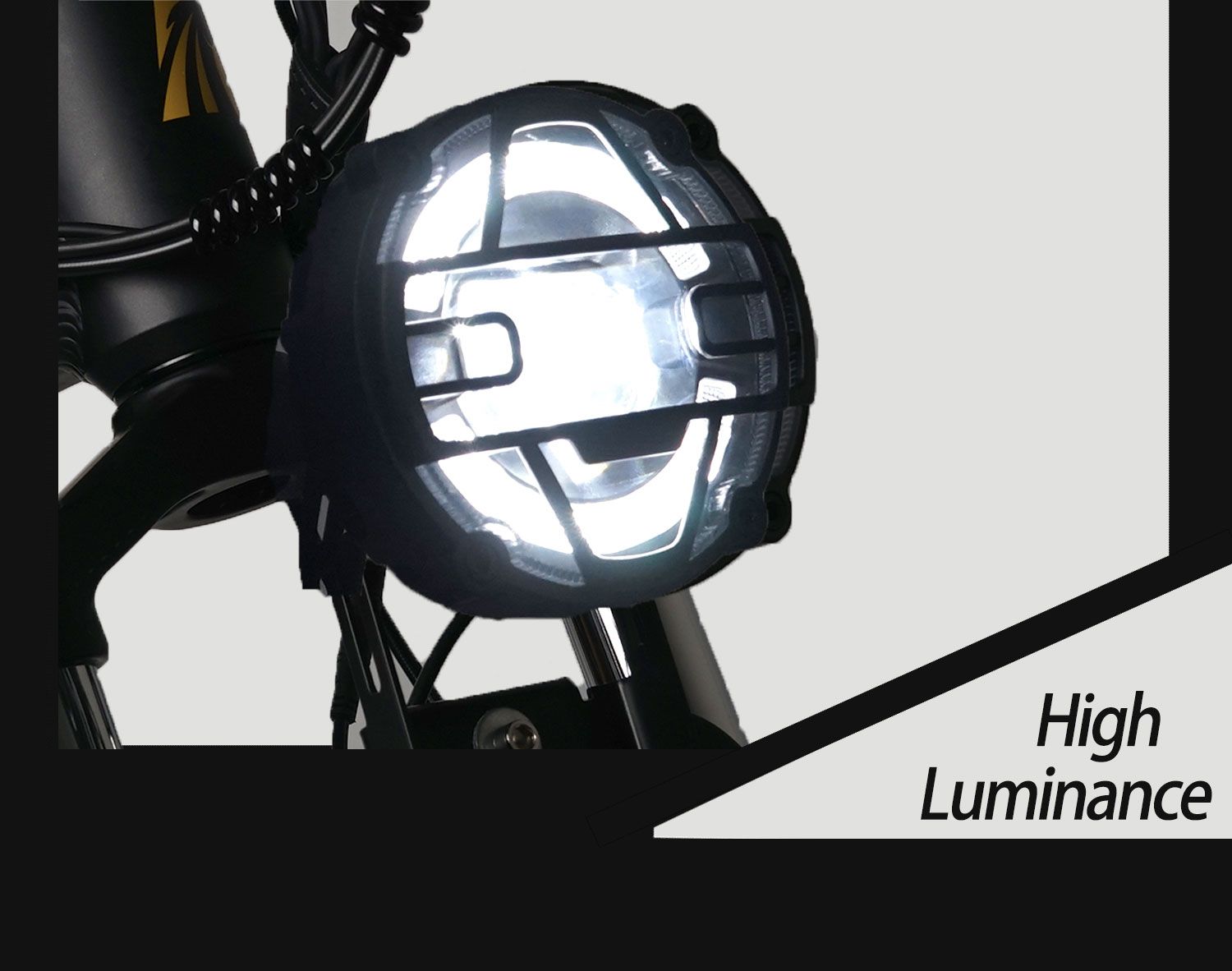 Gros plan du phare d'un vélo électrique. Lumière vive.