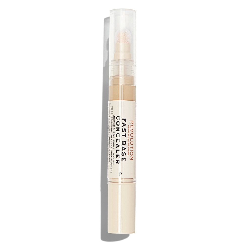 Bâton de correcteur avec applicateur éponge. Nom du produit et marque visibles. Couleur beige.