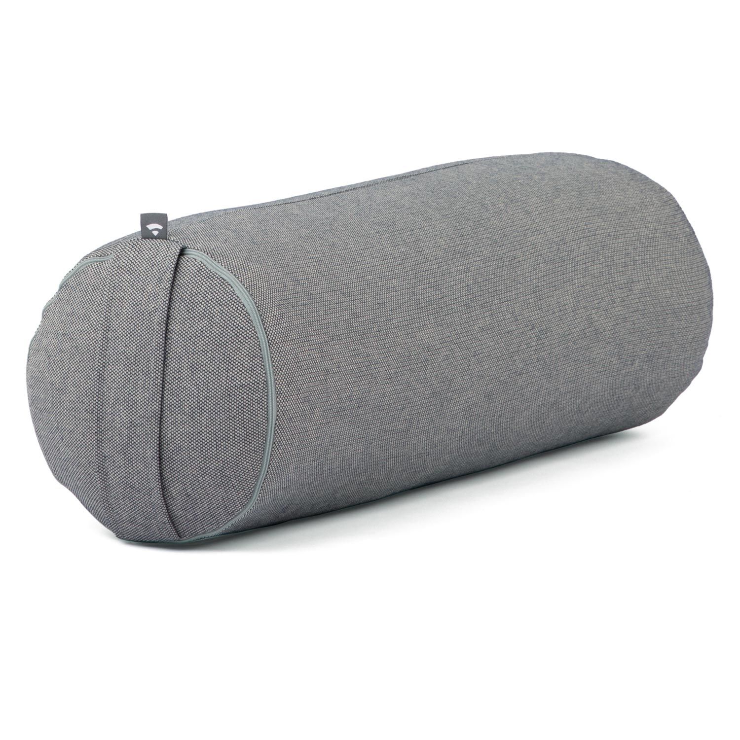 Grijze yoga bolster. Cilindrische vorm, stoffen hoes. Klein logo aan het uiteinde. Afgeronde uiteinden.