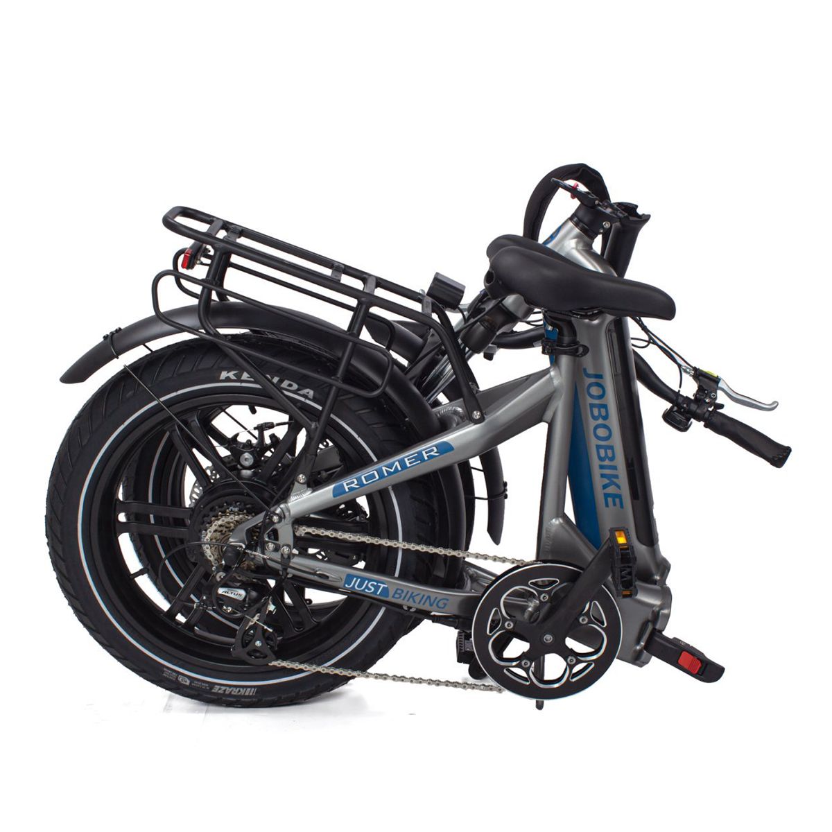 Opgevouwen e-bike. Grijs-blauwe kleur. Zwarte banden, bagagedrager. Romer-opschrift.