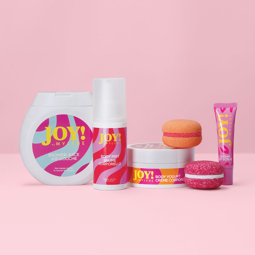 Ensemble de produits Mylène JOY! avec gel douche, brume corporelle, yaourt corporel et gommage lèvres.