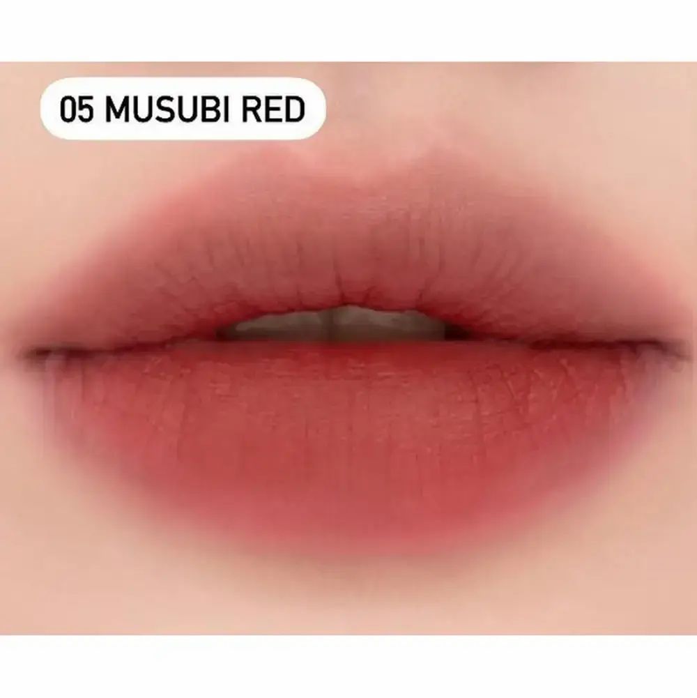 Close-up van lippen geverfd met rode lippenstift. Bovenin staat "05 MUSUBI RED".