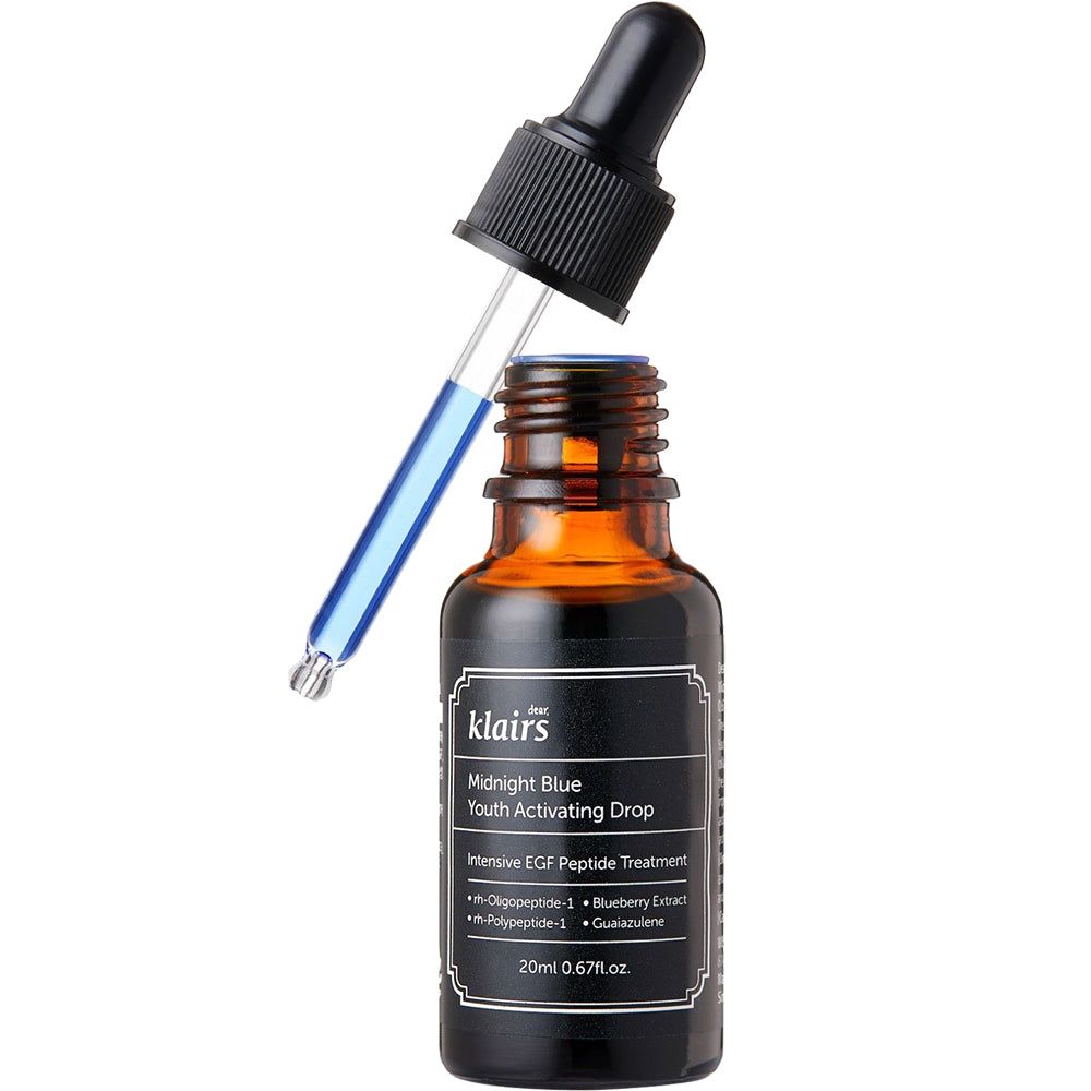 Bruine glazen fles met zwarte dop en pipet. Op het etiket staat "Midnight Blue Youth Activating Drop".