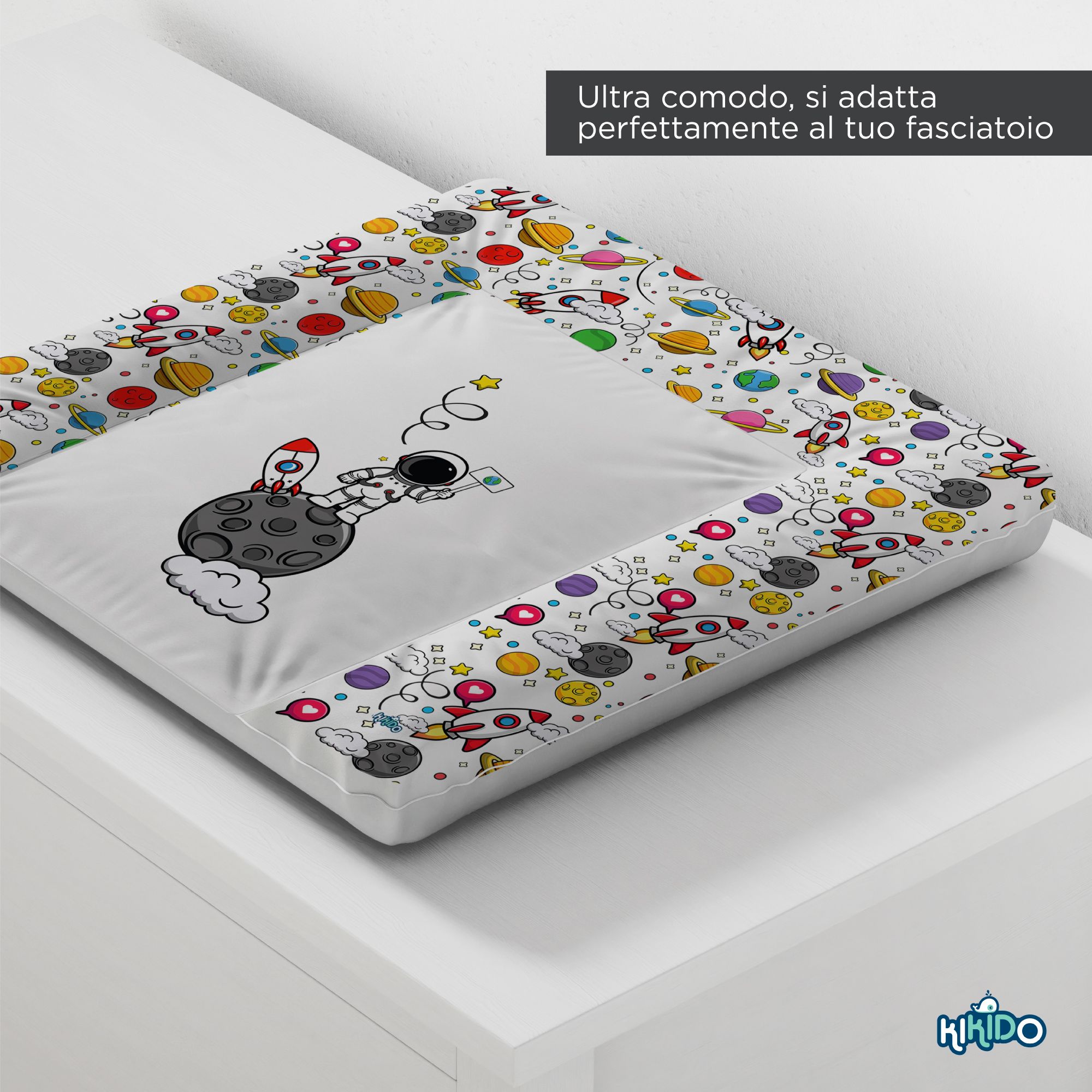 Aankleedkussen met ruimtevaartmotief. Astronaut op maan. Omrand met raketten en planeten. Tekst: "Ultra comfortabel, past perfect".