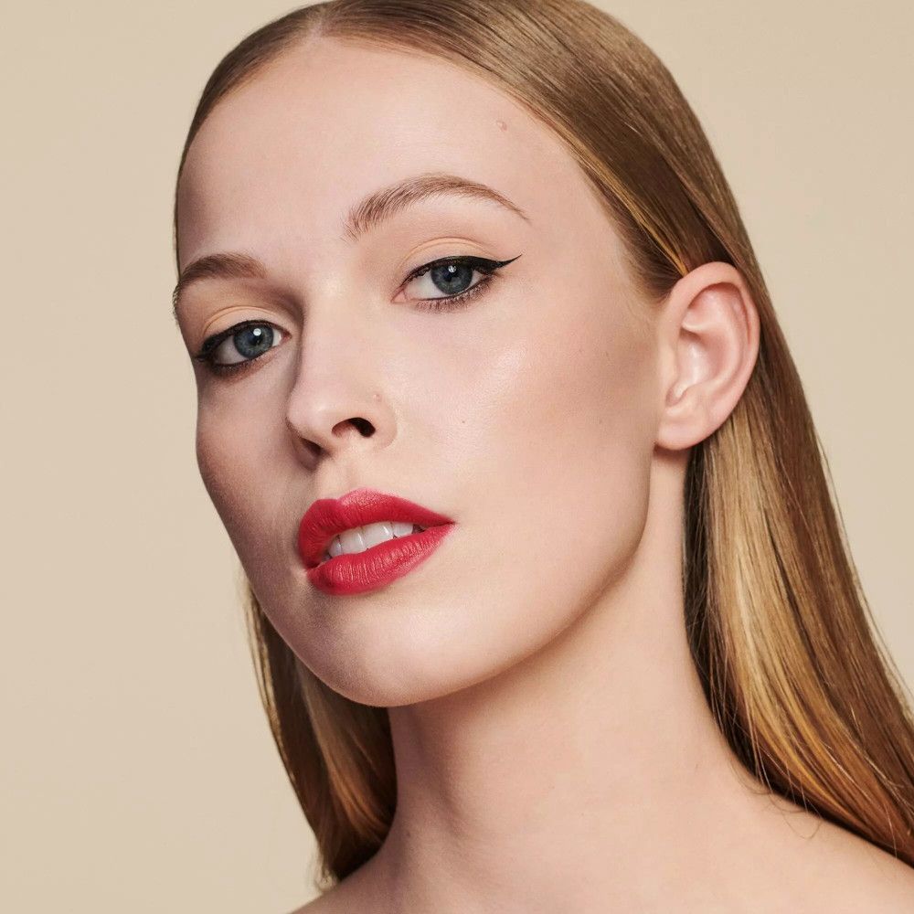 Portret van een vrouw met rode lippenstift.