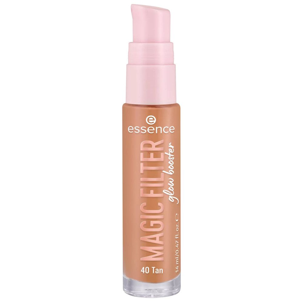 Fond de teint liquide en flacon transparent avec pompe rose. Inscription: MAGIC FILTER glow booster, 40 Tan. Marque: essence.