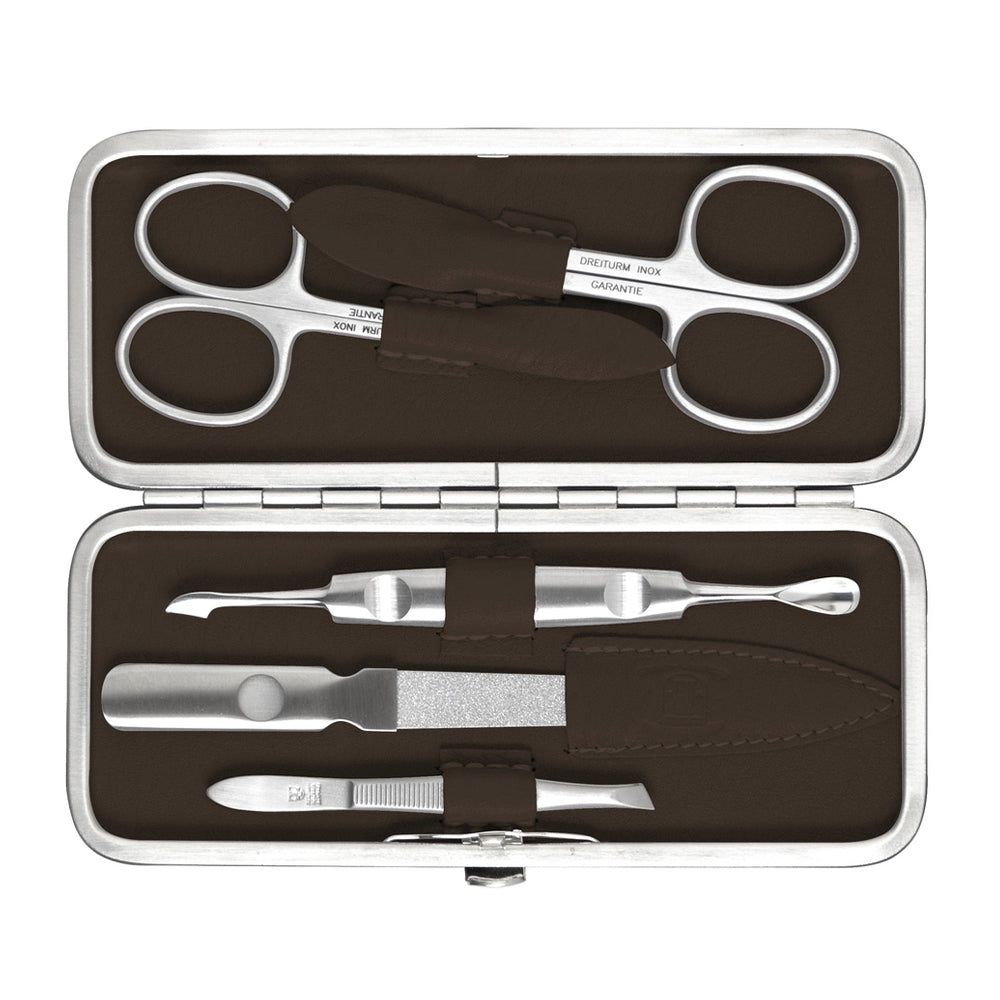 Manicure-etui, metalen frame, bruin leer. Bevat nagelschaar, vijl en tools. Binnenkant bruin.