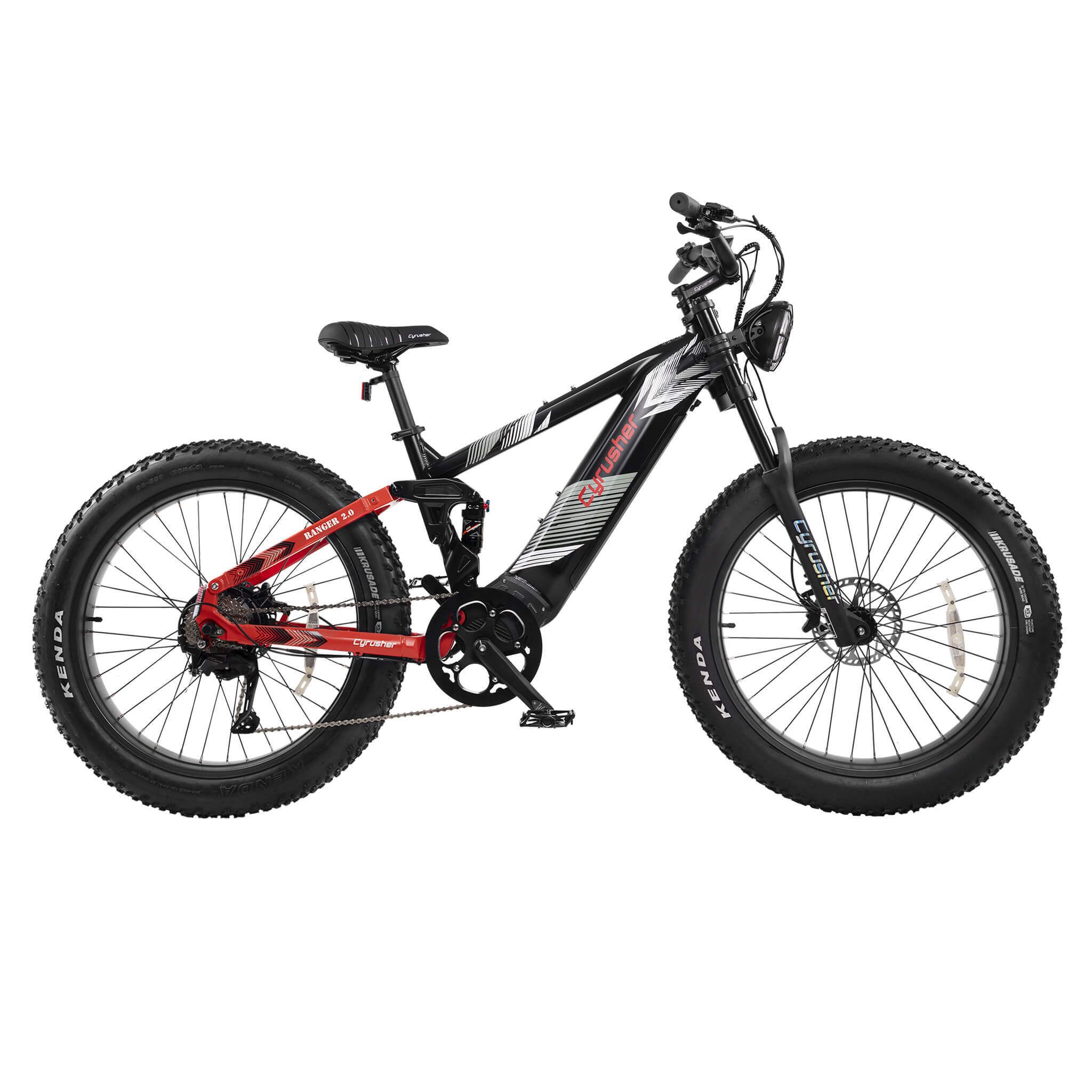 Zwarte elektrische mountainbike met rode accenten. Brede banden, koplamp. Merk CYRUSHER.