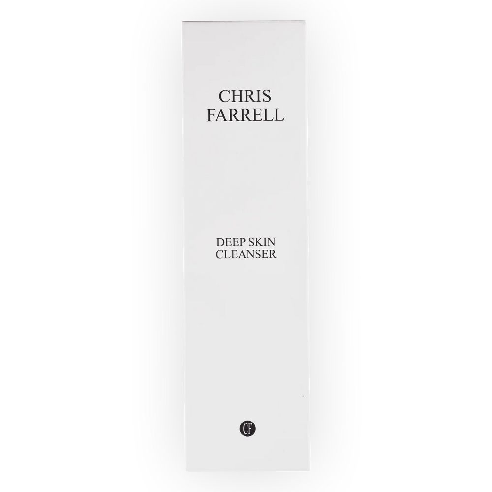 Emballage blanc avec texte noir: CHRIS FARRELL, DEEP SKIN CLEANSER. Logo CF en bas. Forme rectangulaire verticale.