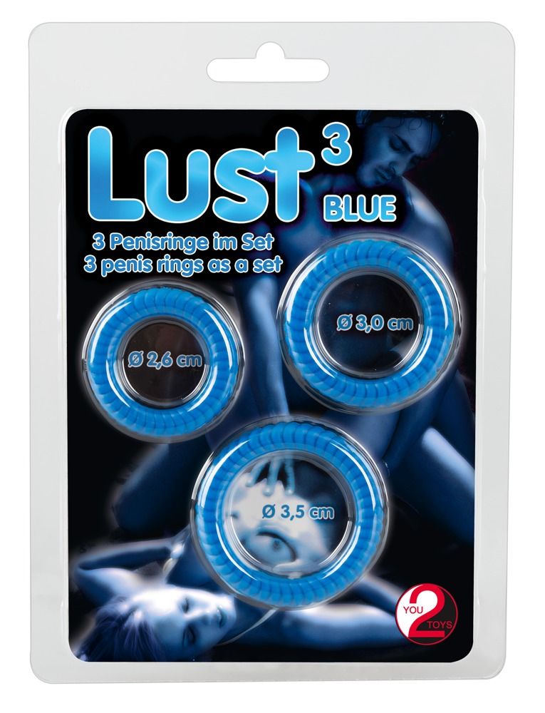 Blisterverpakking met drie blauwe penisringen. Opschrift: Lust³ Blue, diameter indicaties.
