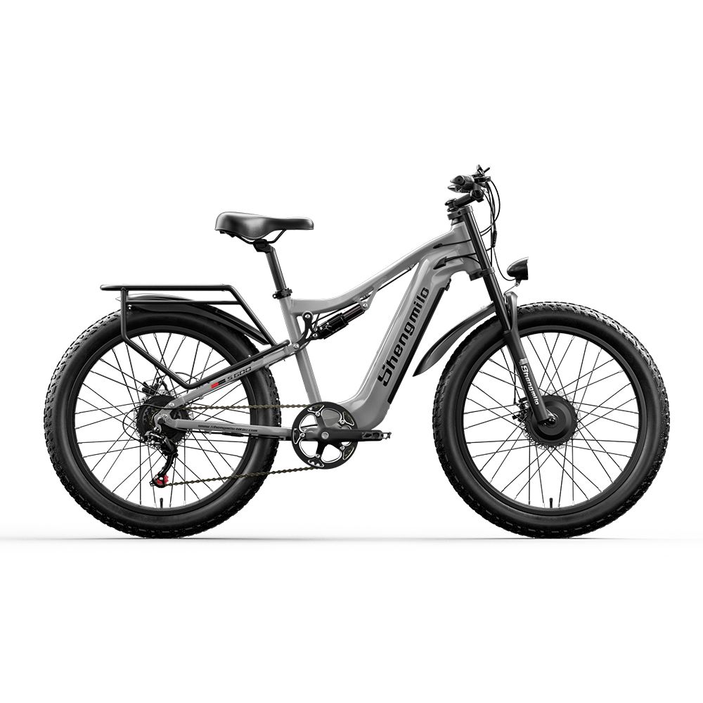 Grijze elektrische mountainbike met zwarte banden en merk Shengmilo. Zijaanzicht.