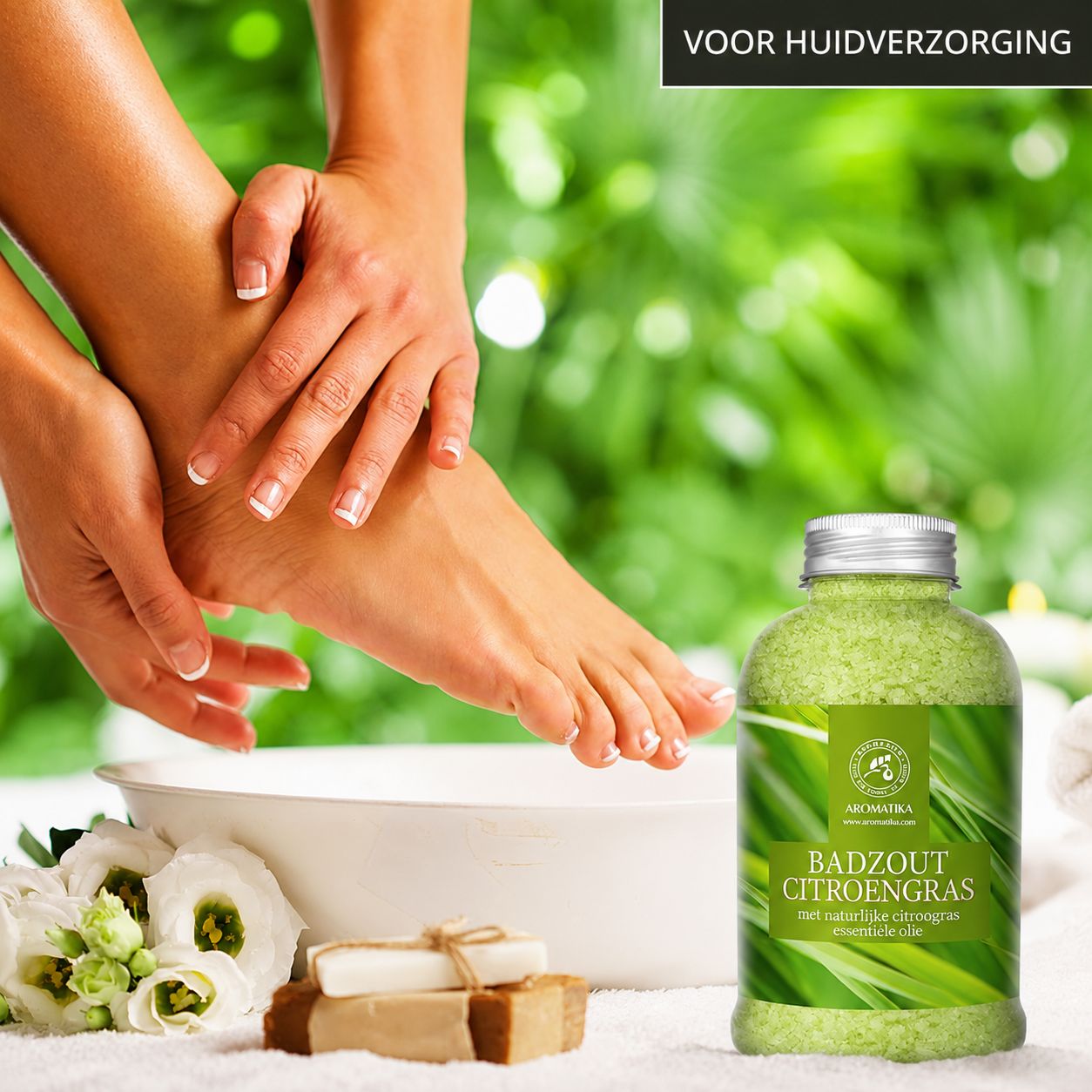 Groen badzout met citroengrasgeur in een glazen pot, naast zeepjes en bloemen.