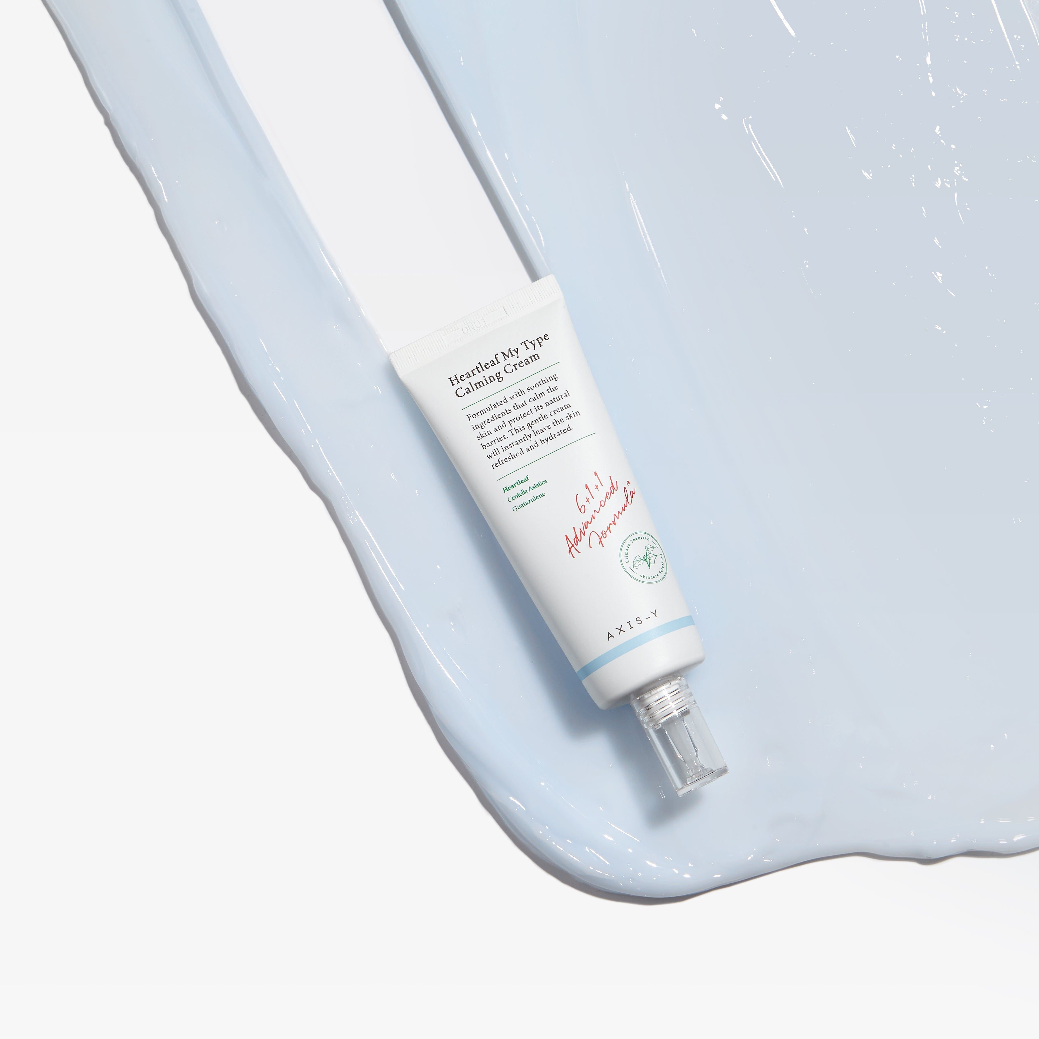 Tube Heartleaf My Type Calming Cream op blauwe ondergrond. Crème uitgesmeerd op de ondergrond.