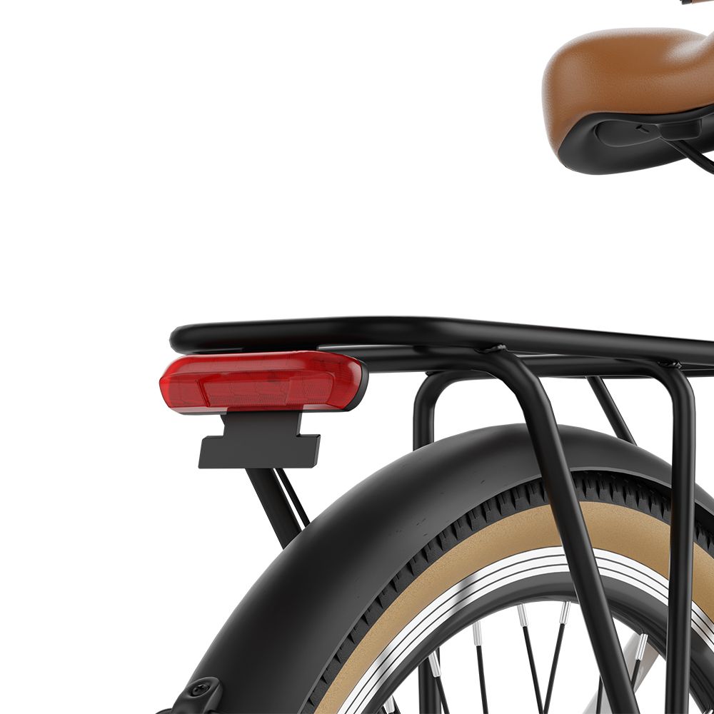 Achteraanzicht van de e-bike. Rood achterlicht, bagagedrager, bruine band en spatbord.