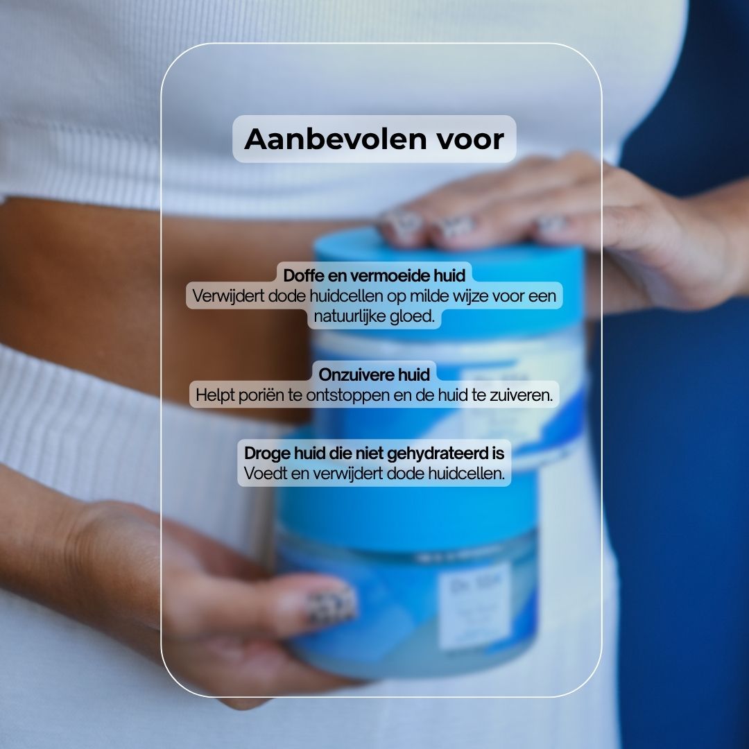 Vrouw houdt twee potten vast. Tekst: Aanbevolen voor droge, doffe en onzuivere huid. Productnaam zichtbaar.