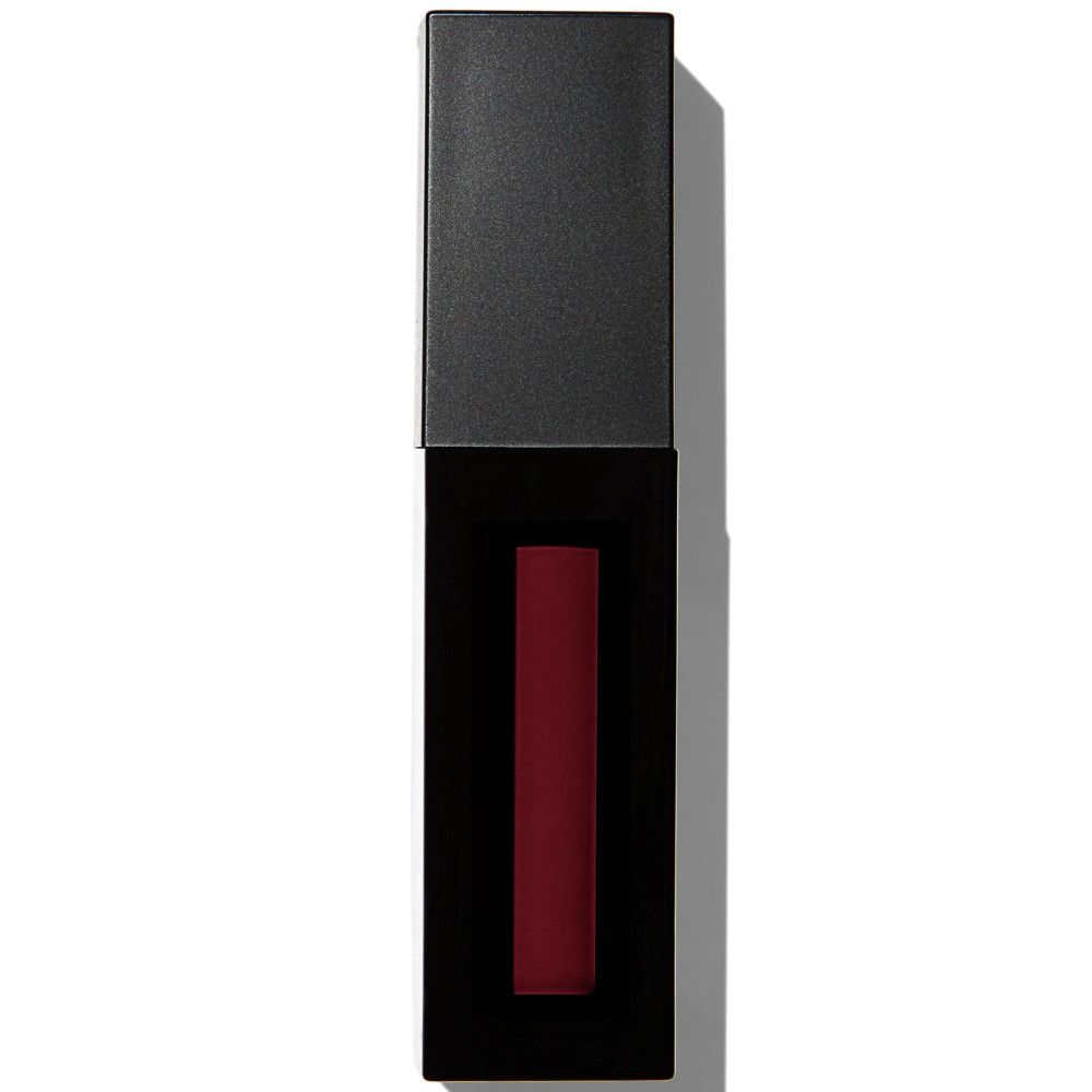 Tube de gloss noir, rectangulaire, fermé. Le tube montre une couleur rouge.