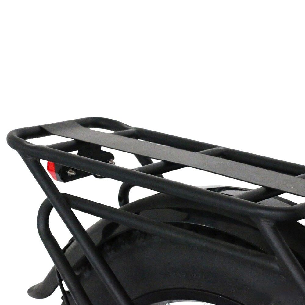 Zwarte bagagedrager met rood achterlicht. De bagagedrager is bevestigd aan de achterkant van de fiets.