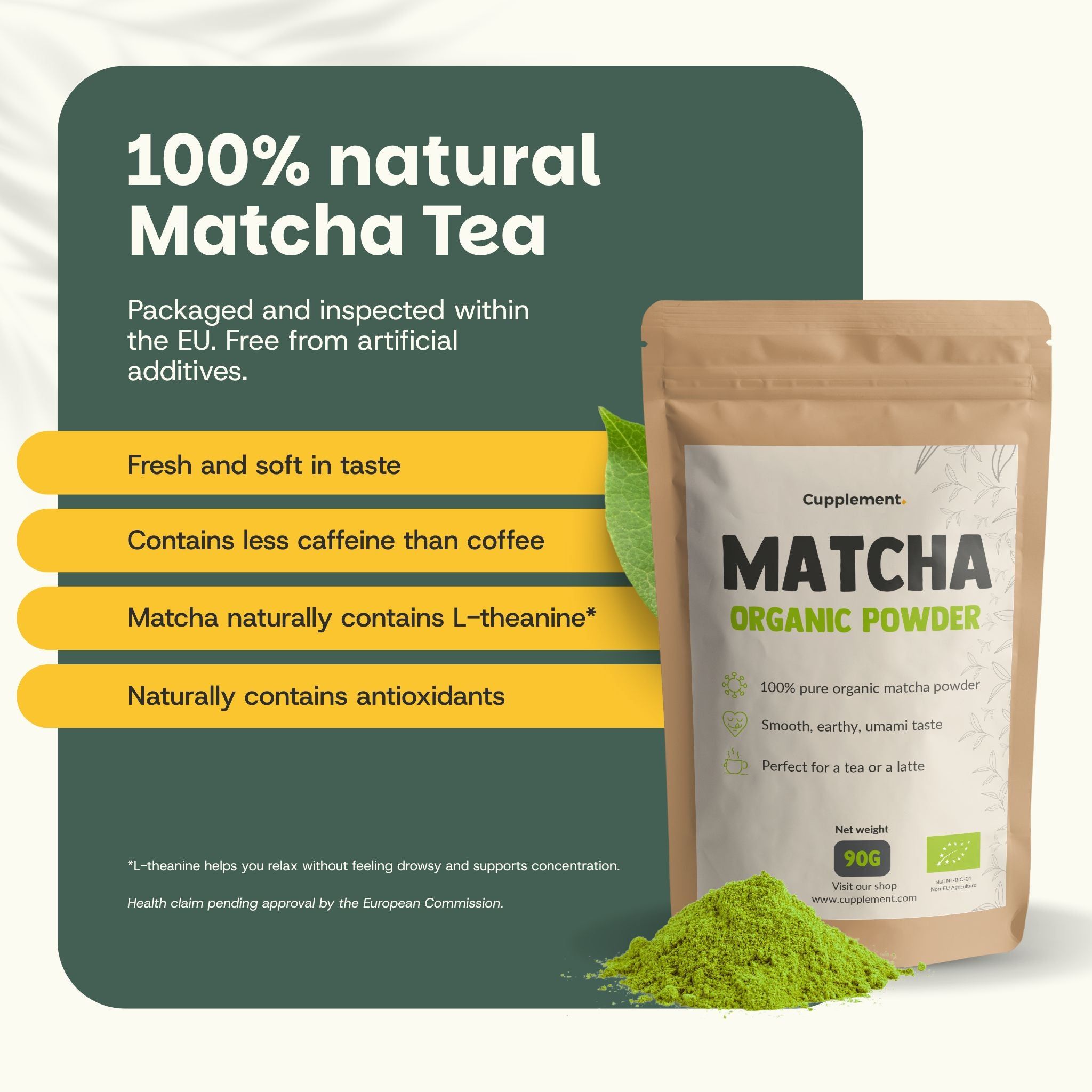 Sachet de poudre de matcha. Texte : 100% natural Matcha Tea. 90g. Label bio. Poudre verte à côté. Texte.