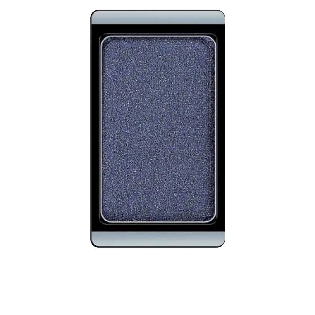 Blauw glinsterende oogschaduw in rechthoekige vorm, omgeven door een zwart en zilverkleurig kader.