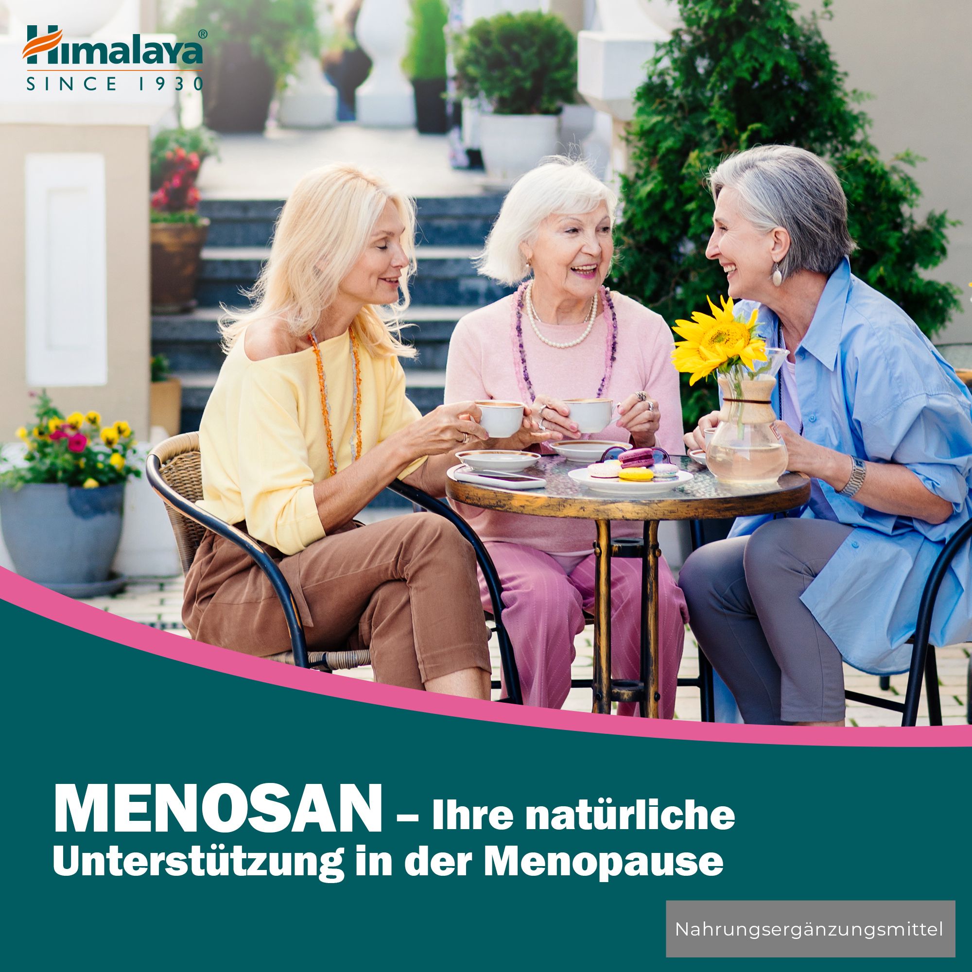 Drie vrouwen genieten van een theepauze buiten, met Himalaya Menosan op de voorgrond.