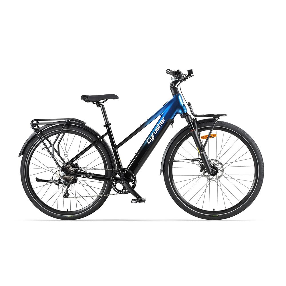 Cyrusher Asuka elektrische fiets, zwart en blauw, met bagagerek en spatborden. Zwarte banden en zadel.