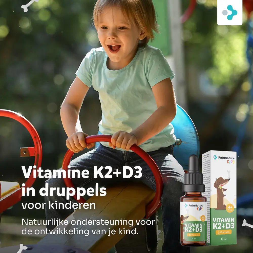 Kind op een wip. Daarnaast fles en verpakking. Opschrift: Vitamine K2+D3 in druppels, voor kinderen.
