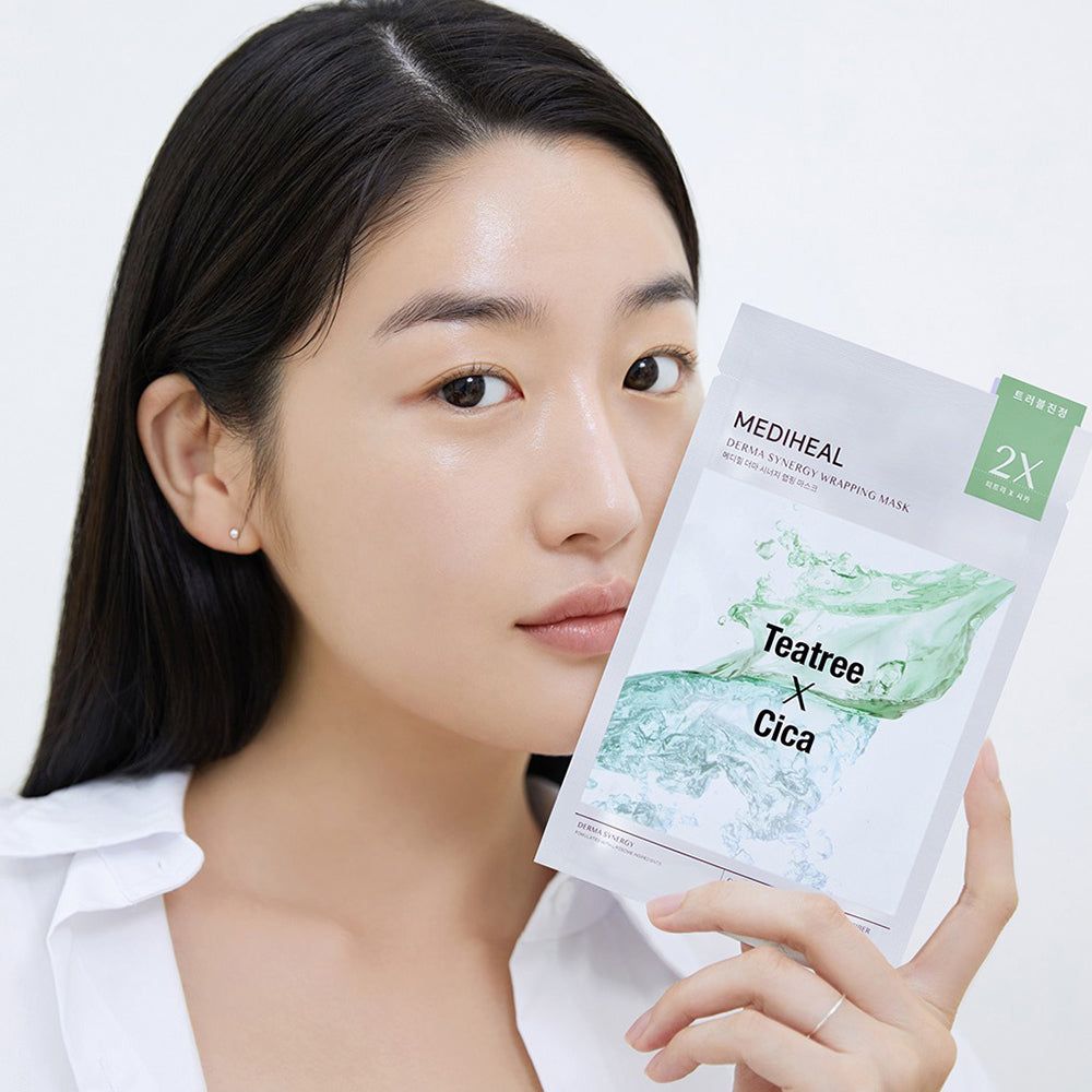 Femme tenant un emballage de masque facial. Inscription : MEDIHEAL, Teatree X Cica. 2X. Emballage blanc.