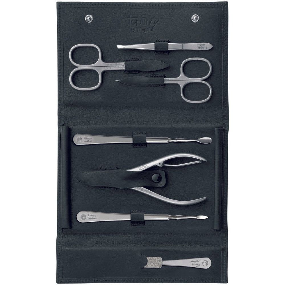 Étui noir contenant des outils de manucure. Ciseaux, pince à épiler, repousse-cuticules, coupe-ongles et lime. Outils en métal.