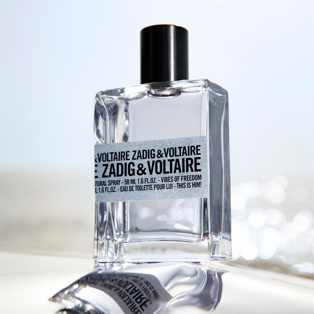Flacon Zadig & Voltaire Eau de Toilette. Flacon clair, carré, bouchon noir. Étiquette avec texte.