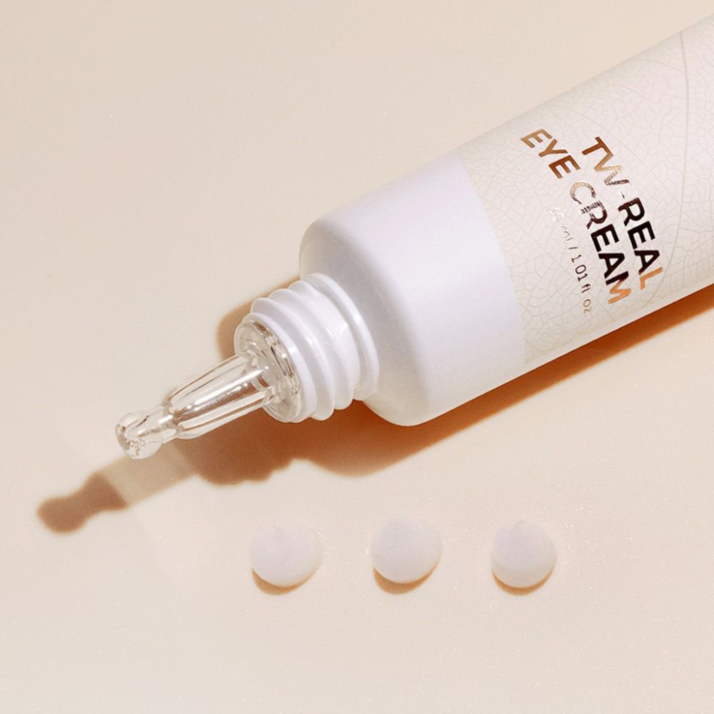 Tube met applicator. Crèmedruppels. Tekst: TW REAL EYE CREAM. Product voor ogen.