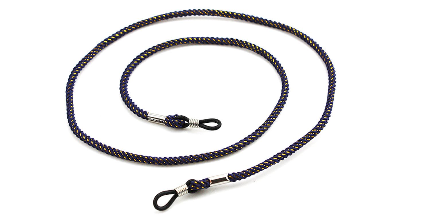Cordon de lunettes tressé bleu foncé et jaune. Boucles métalliques pour fixer aux branches. Fond blanc.