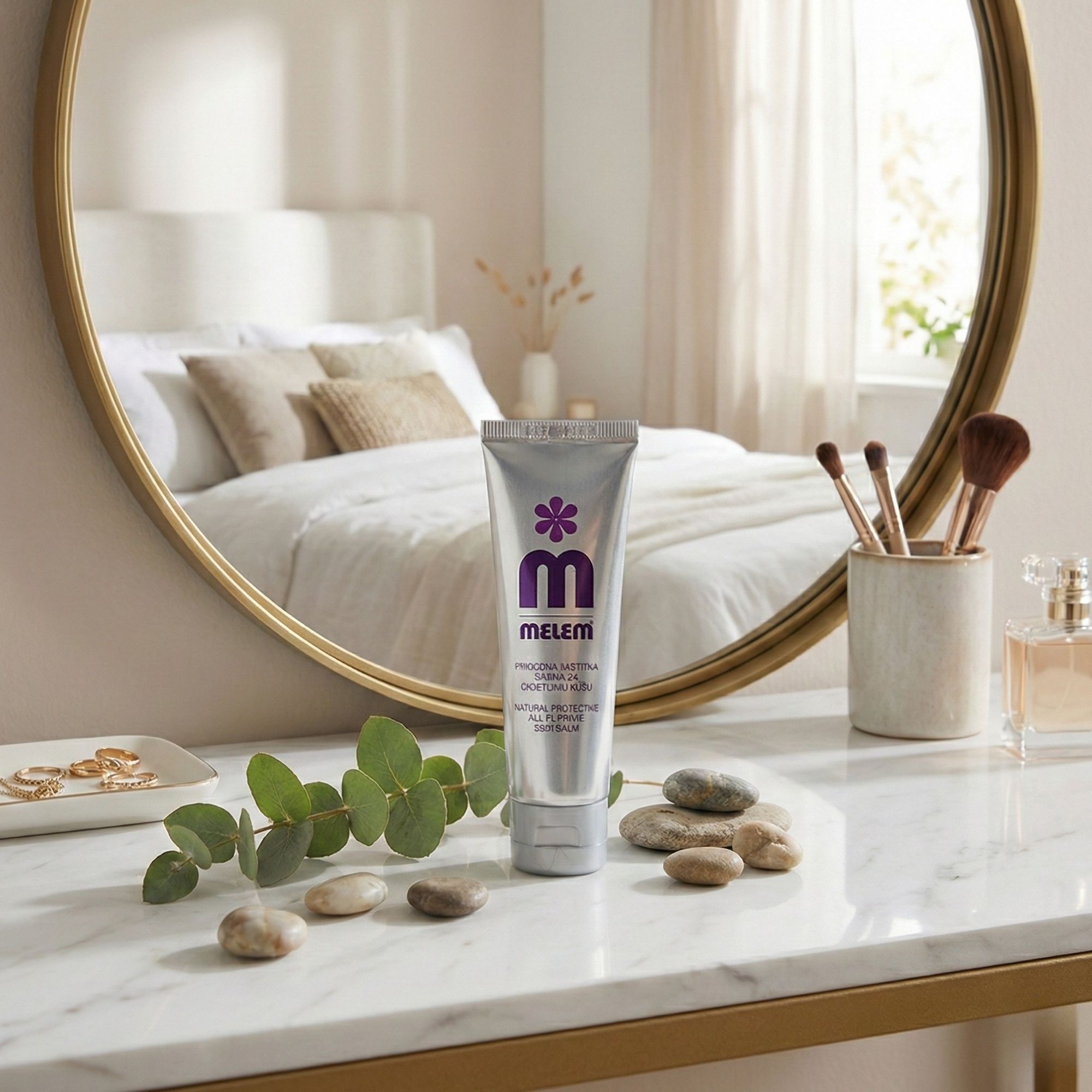 Tube argenté avec logo violet et texte MELEM sur marbre. Environnement : miroir, bijoux, maquillage.