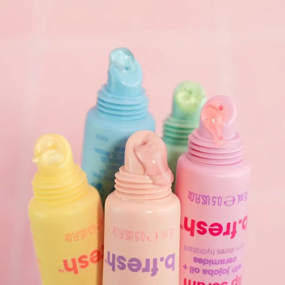 Cinq tubes de sérum pour les lèvres. Couleurs : jaune, rose, bleu clair, vert, rose. Marque : b.fresh. Produit pressé hors du tube.