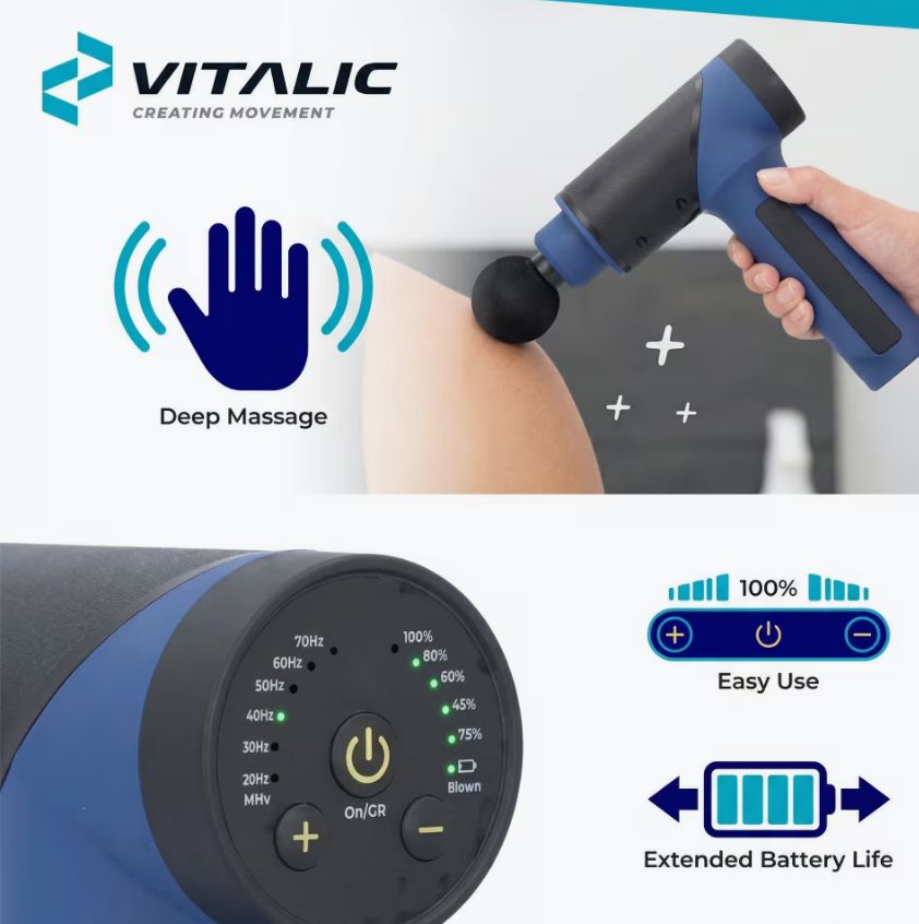 Pistolet de massage bleu-noir. Panneau de commande avec boutons et LED. Logo VITALIC. Main démontrant l'utilisation. Symboles de fonctions.