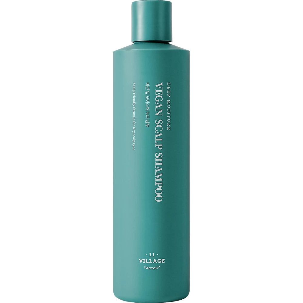 Bouteille turquoise de Vegan Scalp Shampoo. Inscription verticale : Deep Moisture, Vegan Scalp Shampoo. Marque : Village 11 Factory.