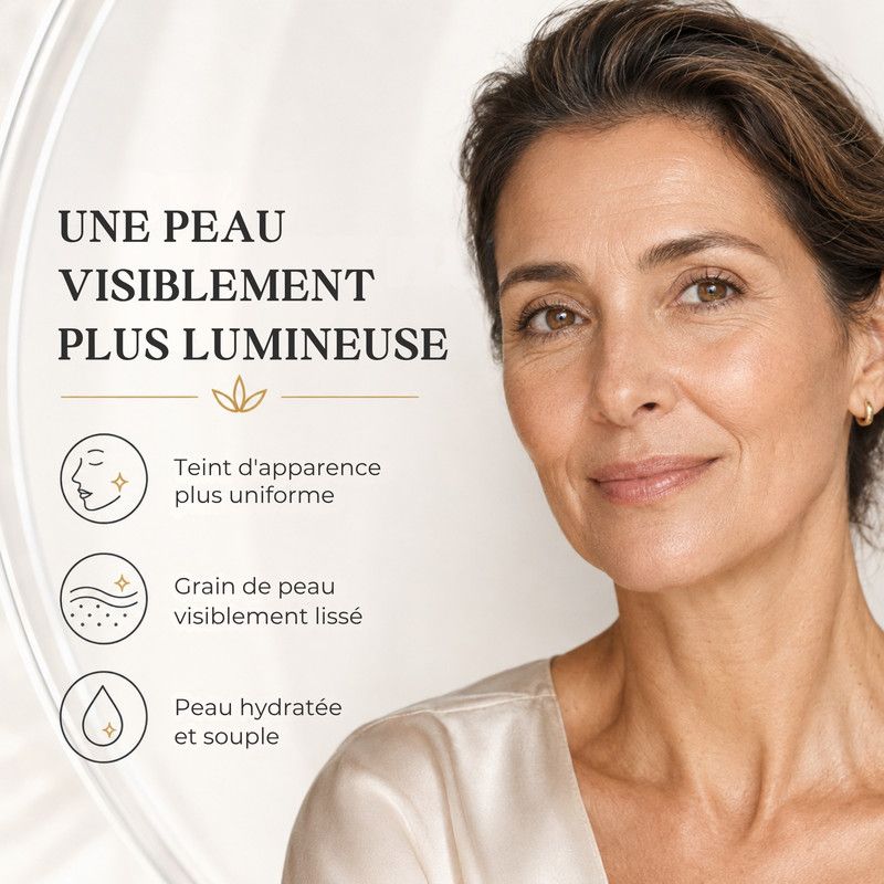 Une femme à la peau radieuse, soulignant les bienfaits d'un produit de soin.