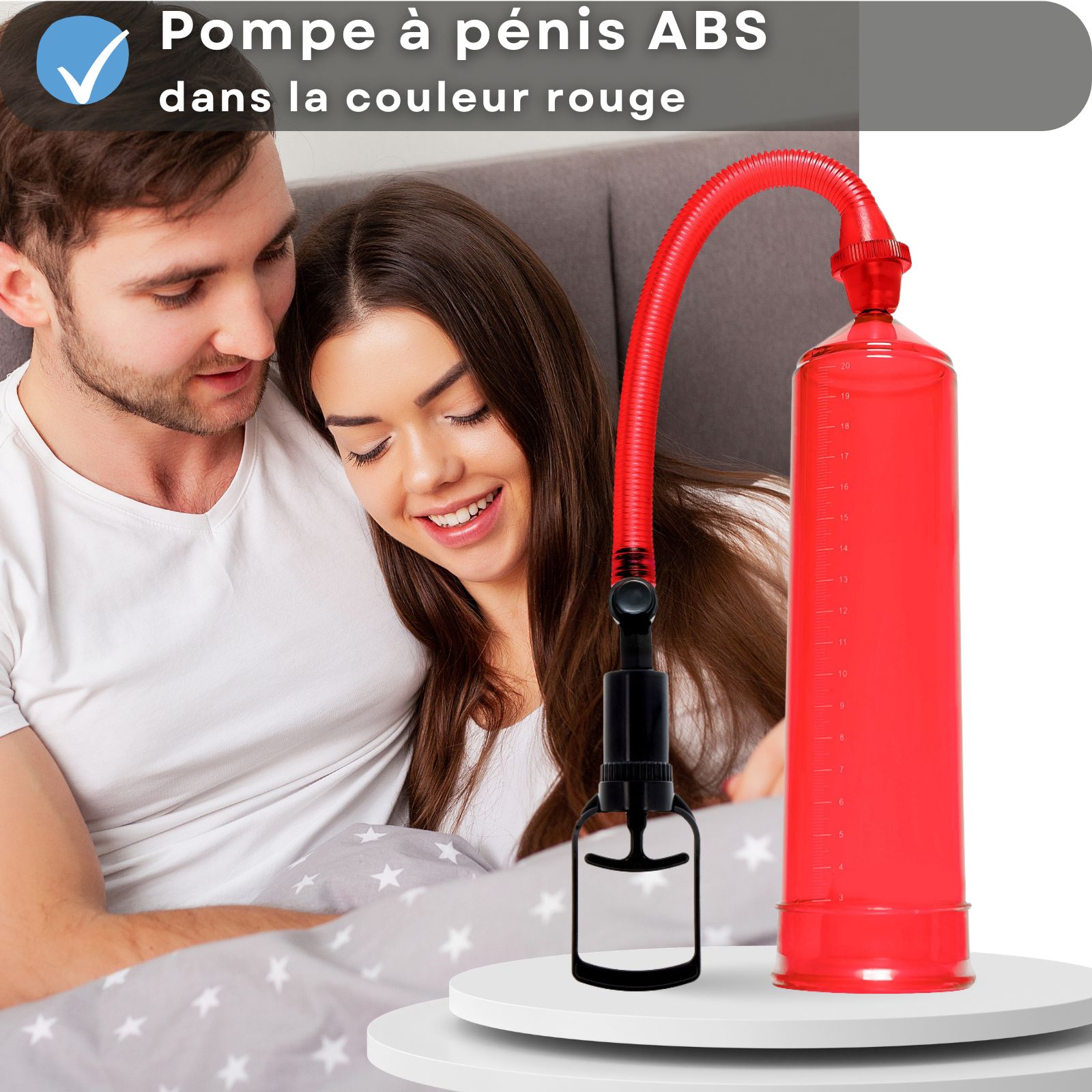 Pompe à pénis rouge avec poignée. Couple au lit. Texte: Pompe à pénis en ABS, rouge.