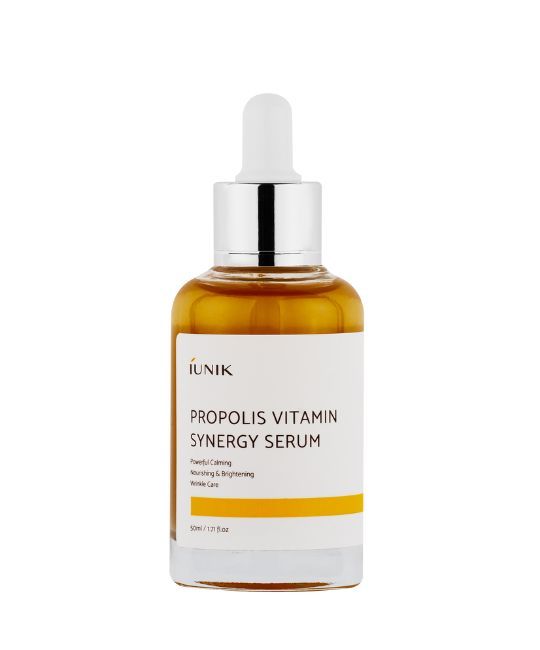 Serumfles met pipet. Opschrift: iUNIK Propolis Vitamin Synergy Serum. Gele vloeistof zichtbaar.