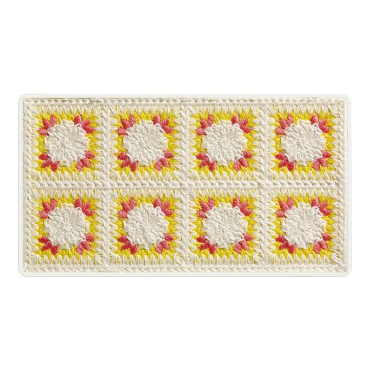 Palette cosmétique crochetée avec motifs carrés blancs, jaunes et roses. Forme rectangulaire, vue de dessus.