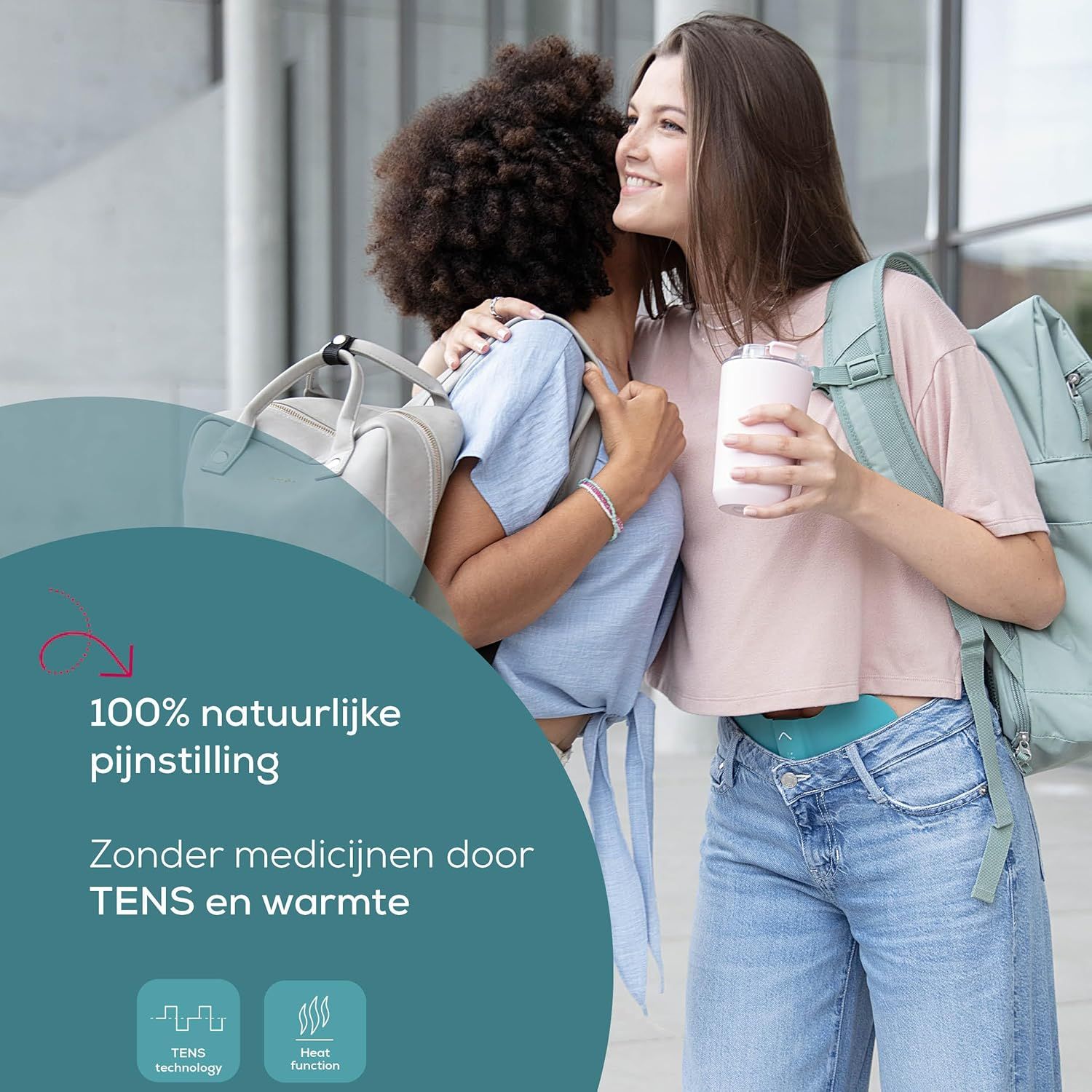 Twee jonge vrouwen omhelzen elkaar. Eén houdt een thermosbeker vast. Tekst: 100% natuurlijke pijnstilling, zonder medicijnen door TENS en warmte.