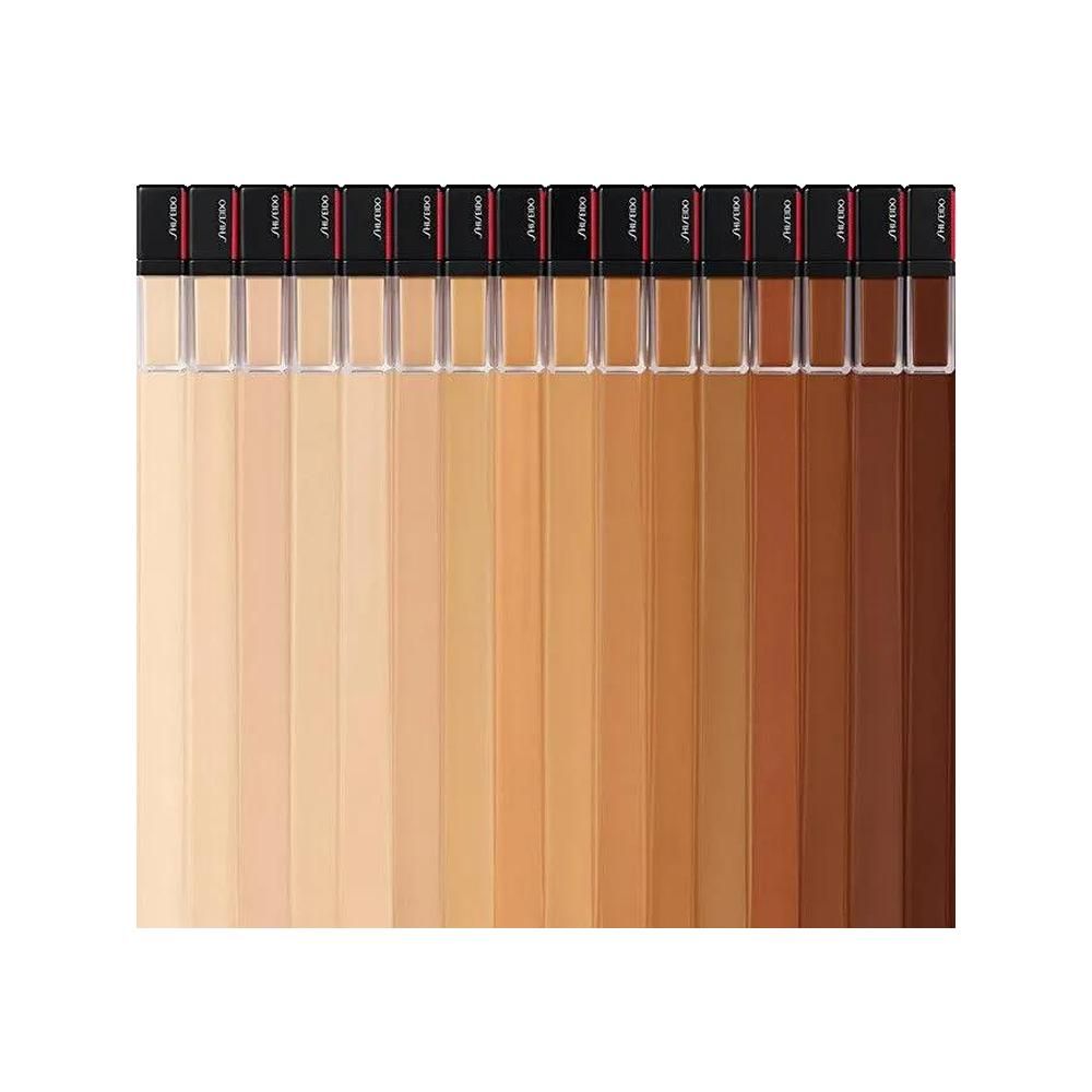 Assortiment concealer tinten. Verschillende huidtinten. Transparante containers. Zwarte doppen.