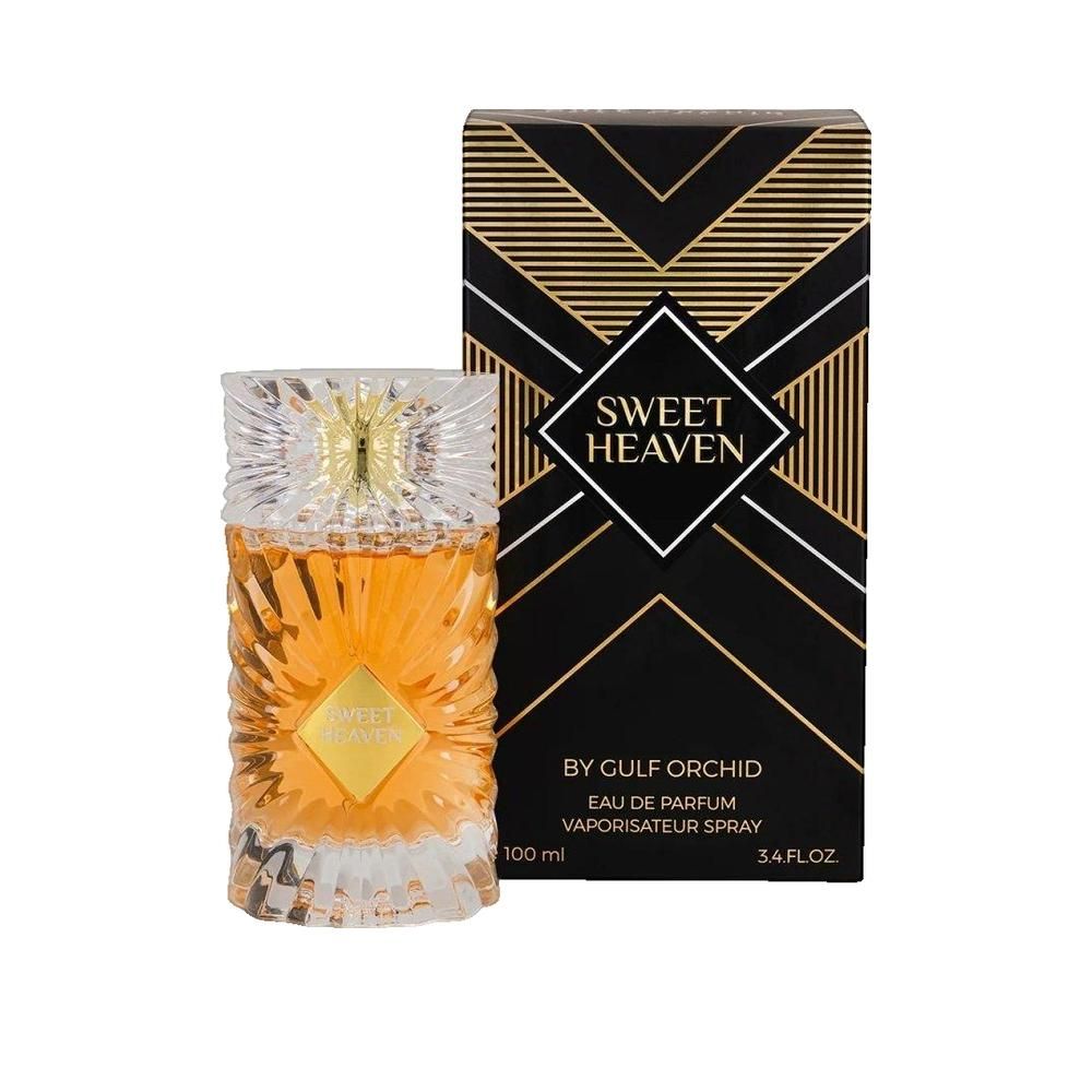 Flacon de parfum et boîte. Flacon avec liquide ambré, étiquette dorée. Boîte noire avec motifs géométriques dorés et texte.