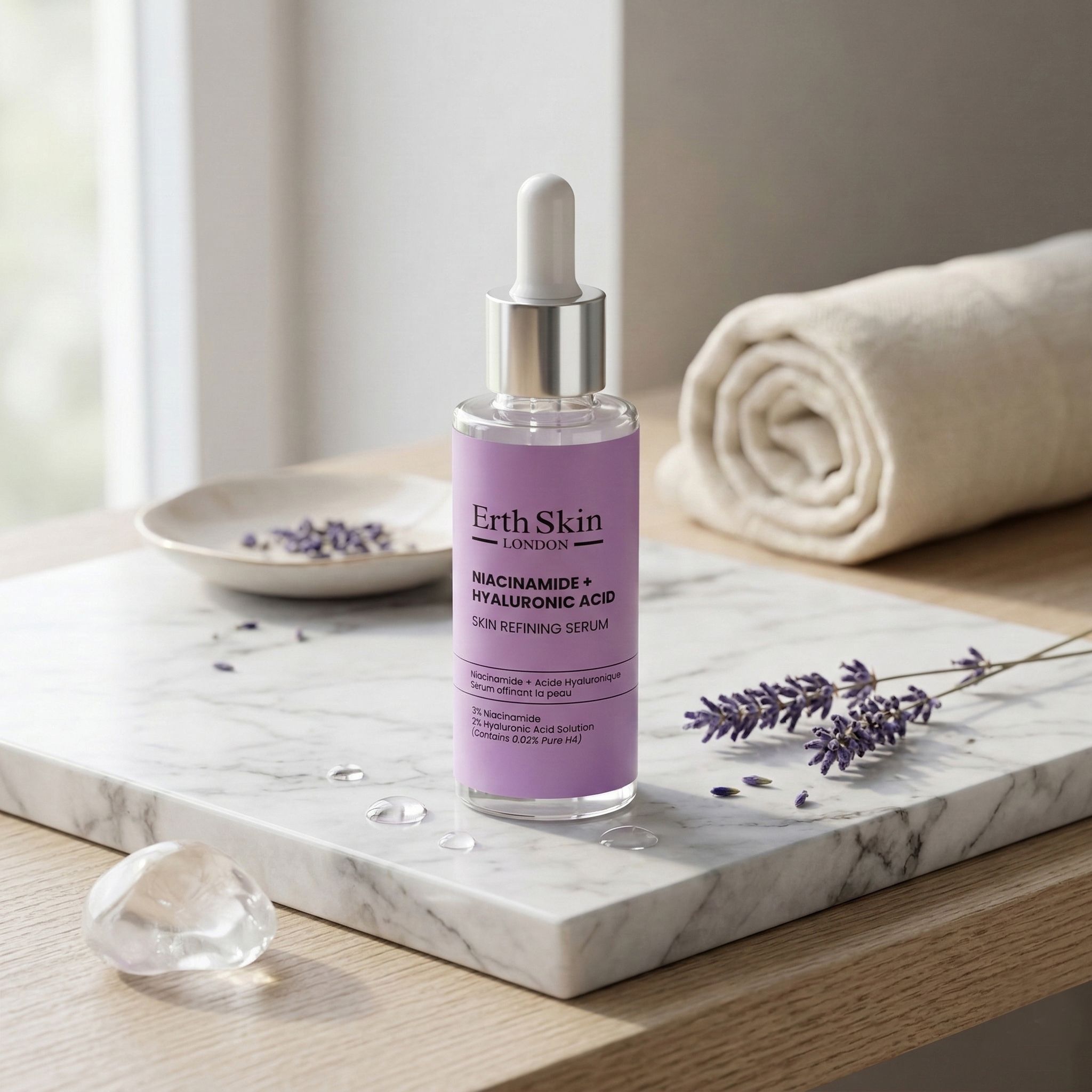 Een flesje met druppelaar en een paars etiket met "Erth Skin London Niacinamide + Hyaluronic Acid Skin Refining Serum".