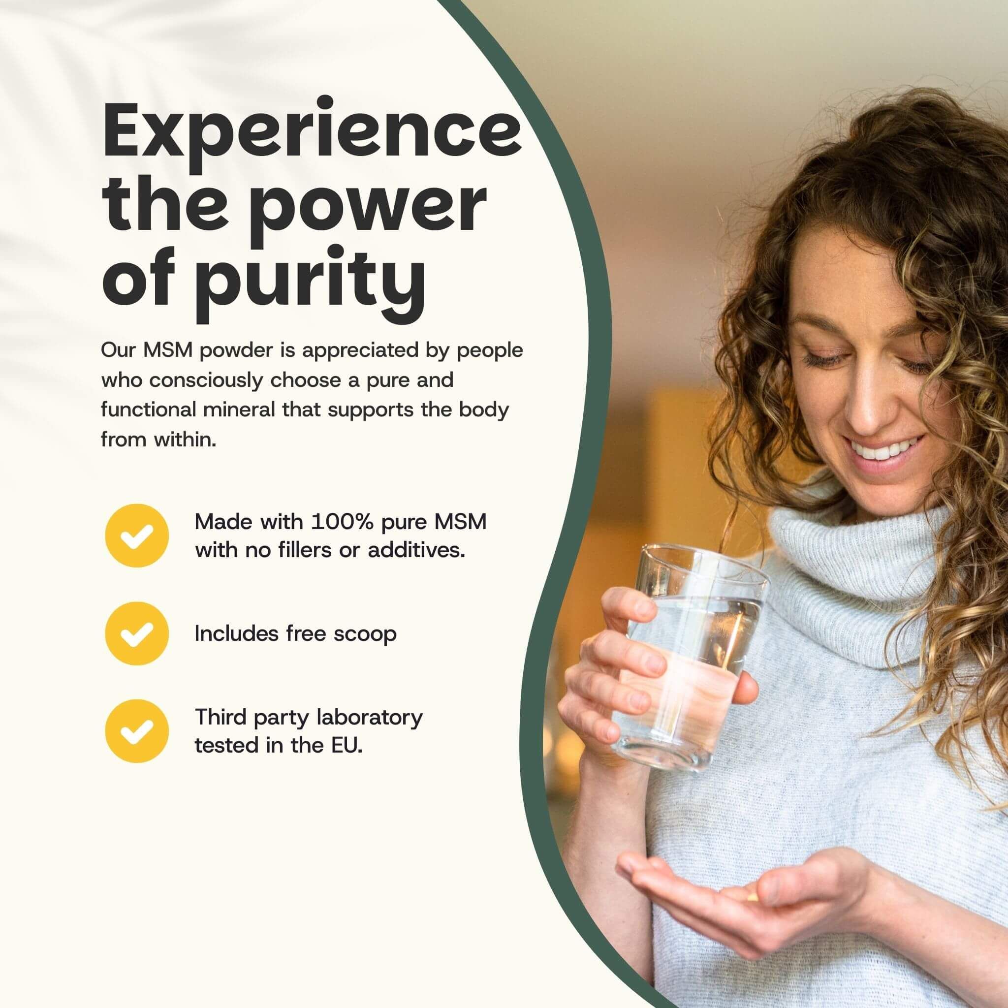 Femme tenant un verre avec du liquide et de la poudre de MSM. Texte : 100% MSM pur. Comprend une cuillère. Testé en laboratoire.