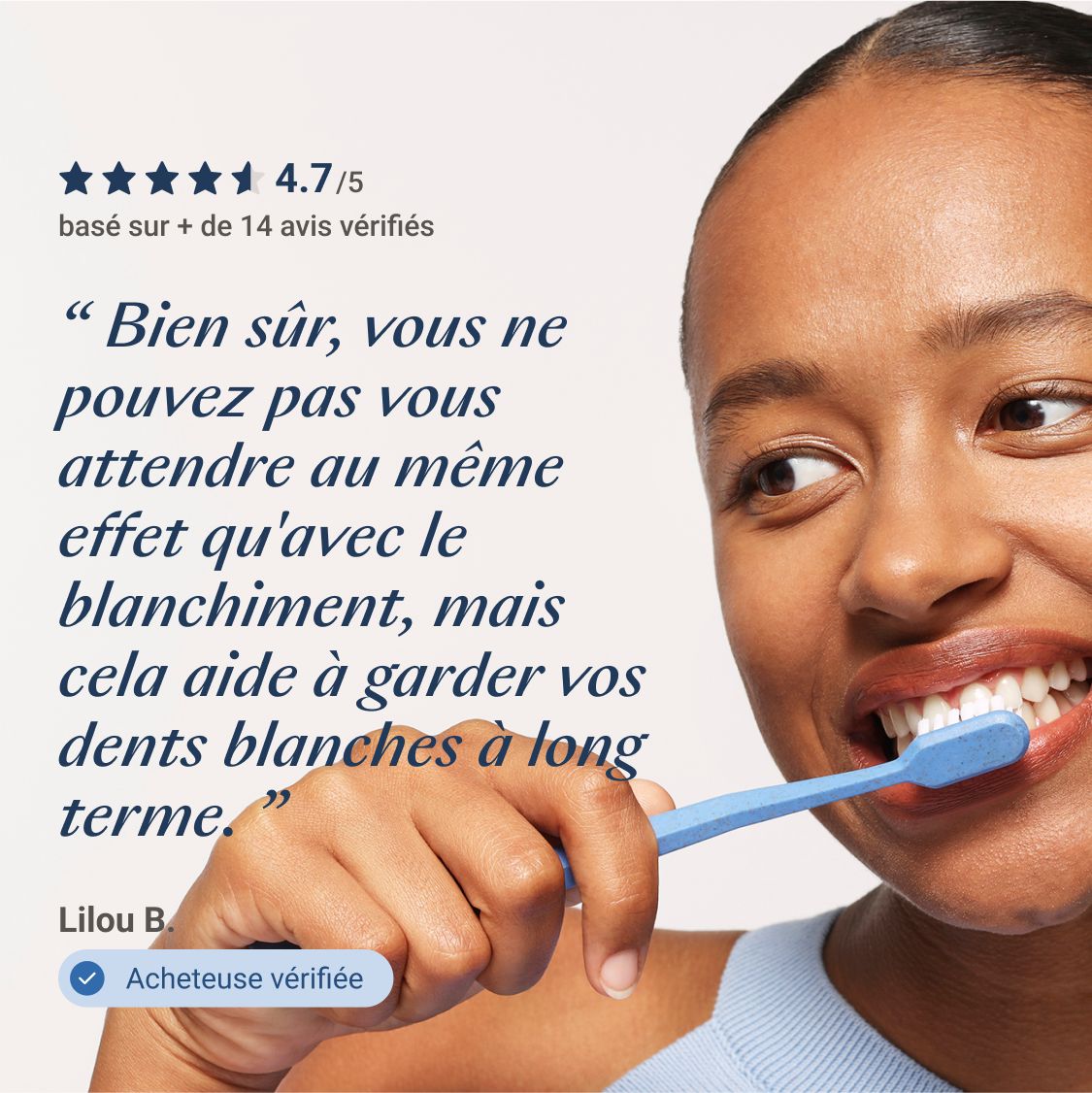 Femme se brosse les dents. Texte: Les dents sont vraiment propres, brillantes et polies.