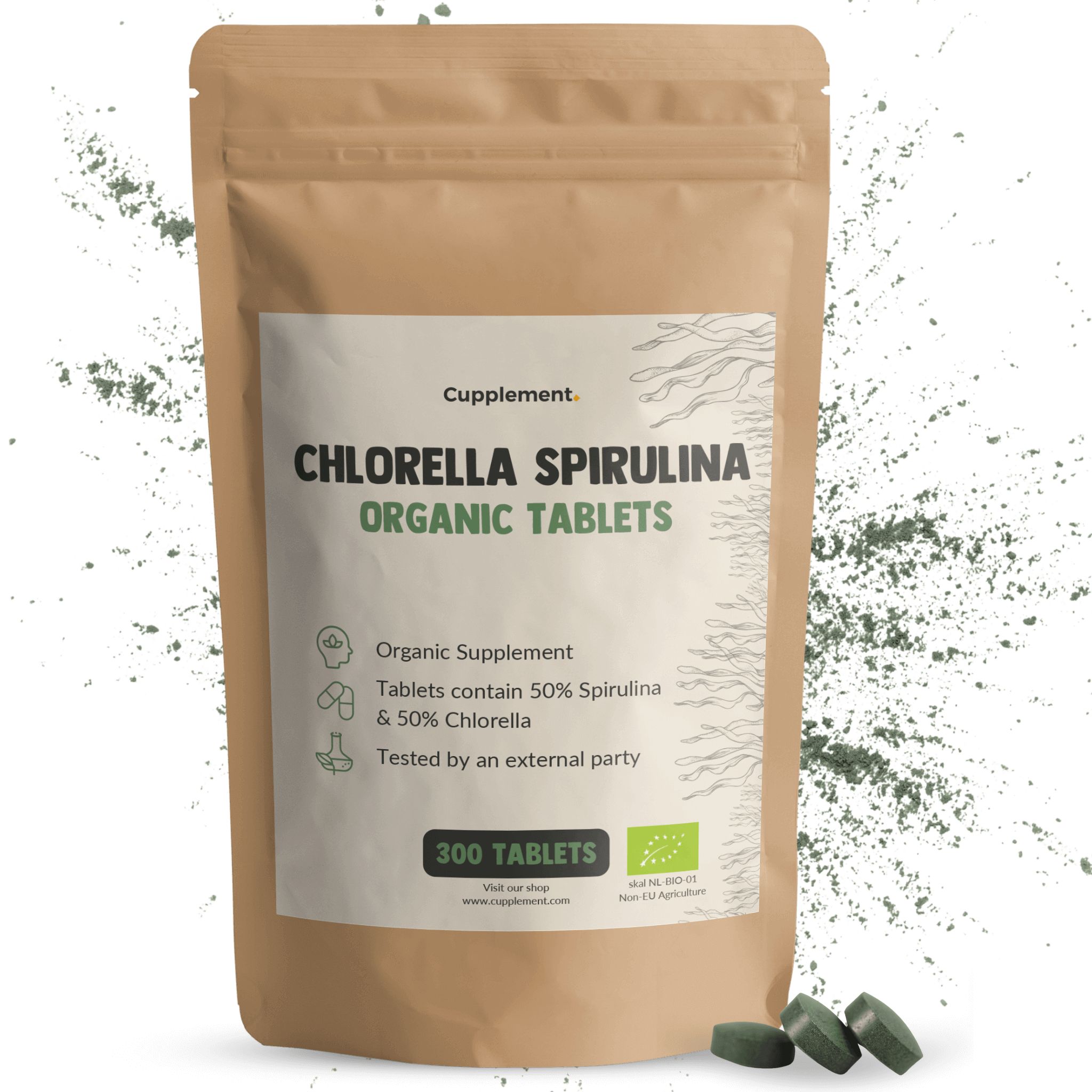 Sachet de comprimés. Inscription : Chlorella Spirulina Organic Tablets. 300 comprimés. Comprimés verdâtres à côté. Poudre verte.